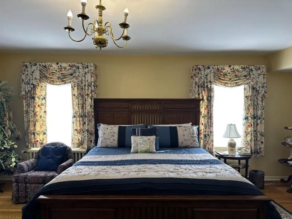 Bed in Montague Inn Bed & Breakfast