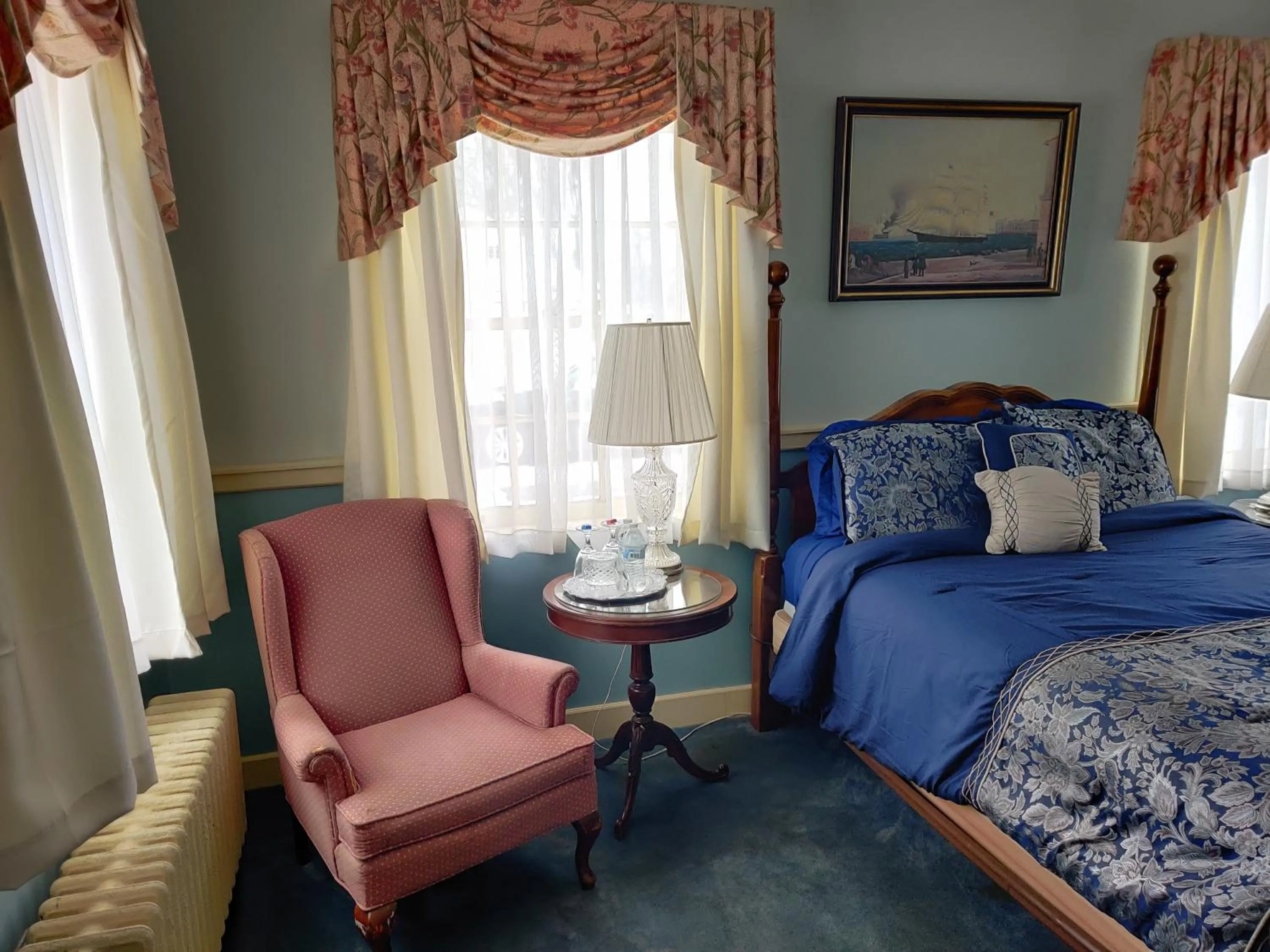 Bed in Montague Inn Bed & Breakfast