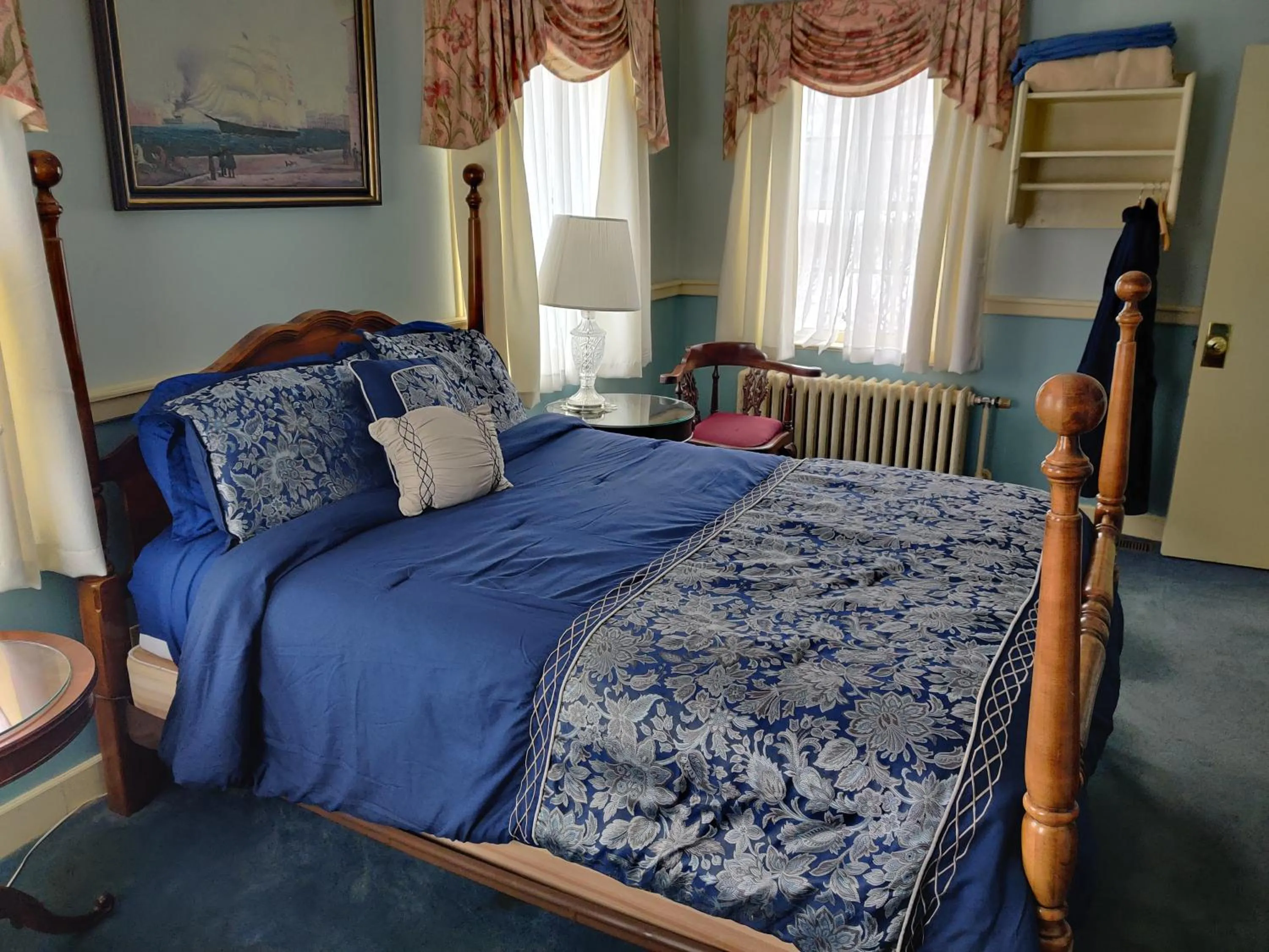 Bed in Montague Inn Bed & Breakfast