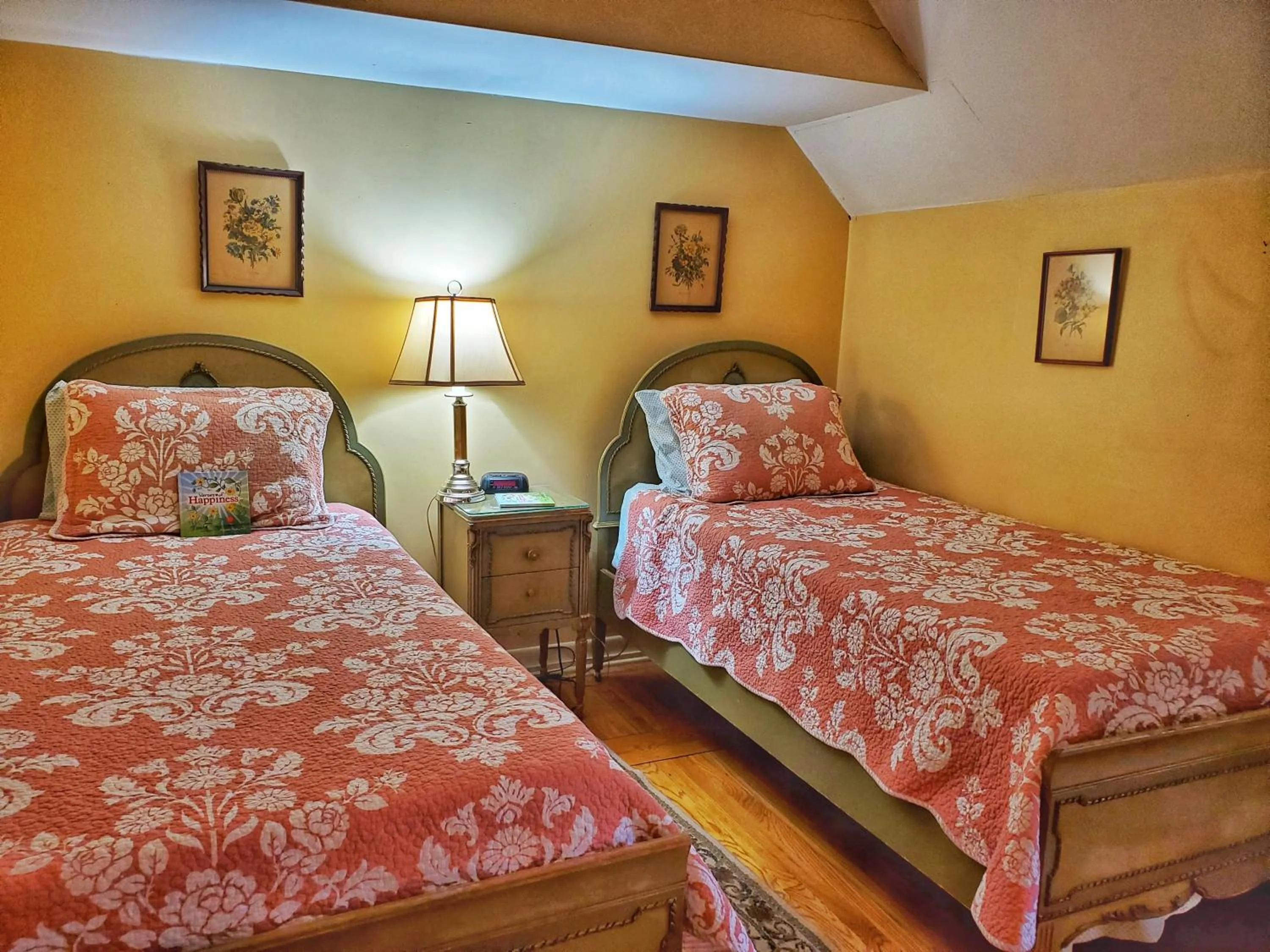 Bed in Montague Inn Bed & Breakfast