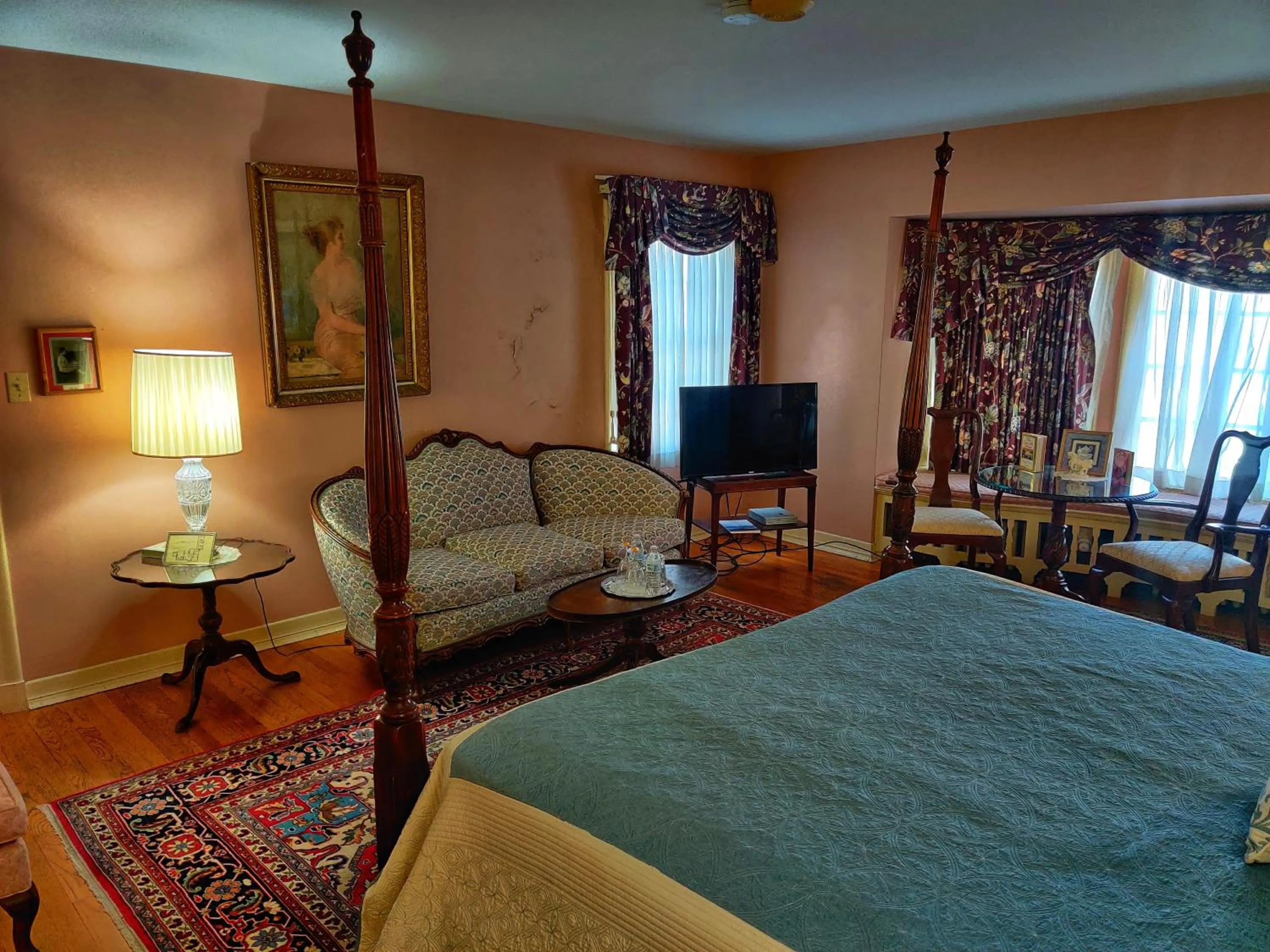 Bed in Montague Inn Bed & Breakfast