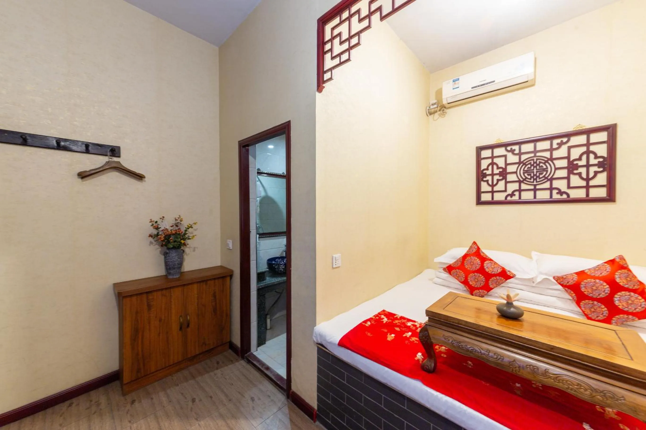 Photo of the whole room, Bed in Pingyao Harmony Hotel