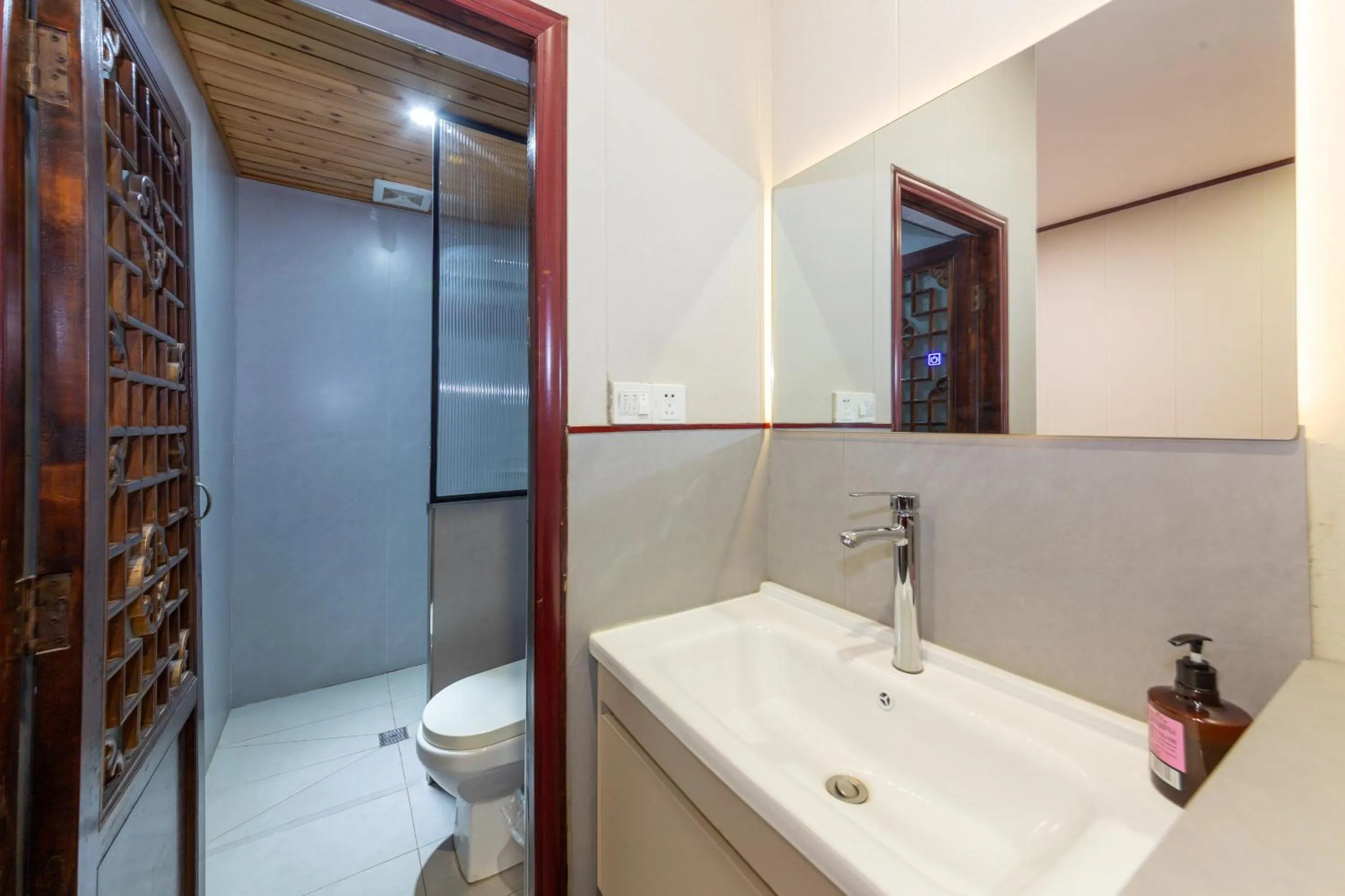 Toilet in Pingyao Harmony Hotel