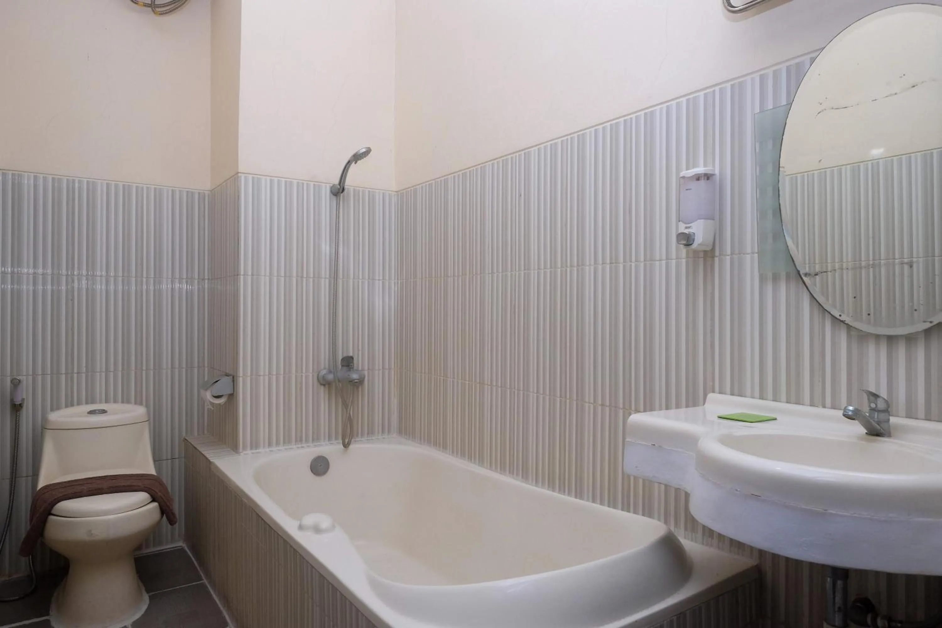 Bathroom in Urbanview Hotel Anggraeni Jatibarang