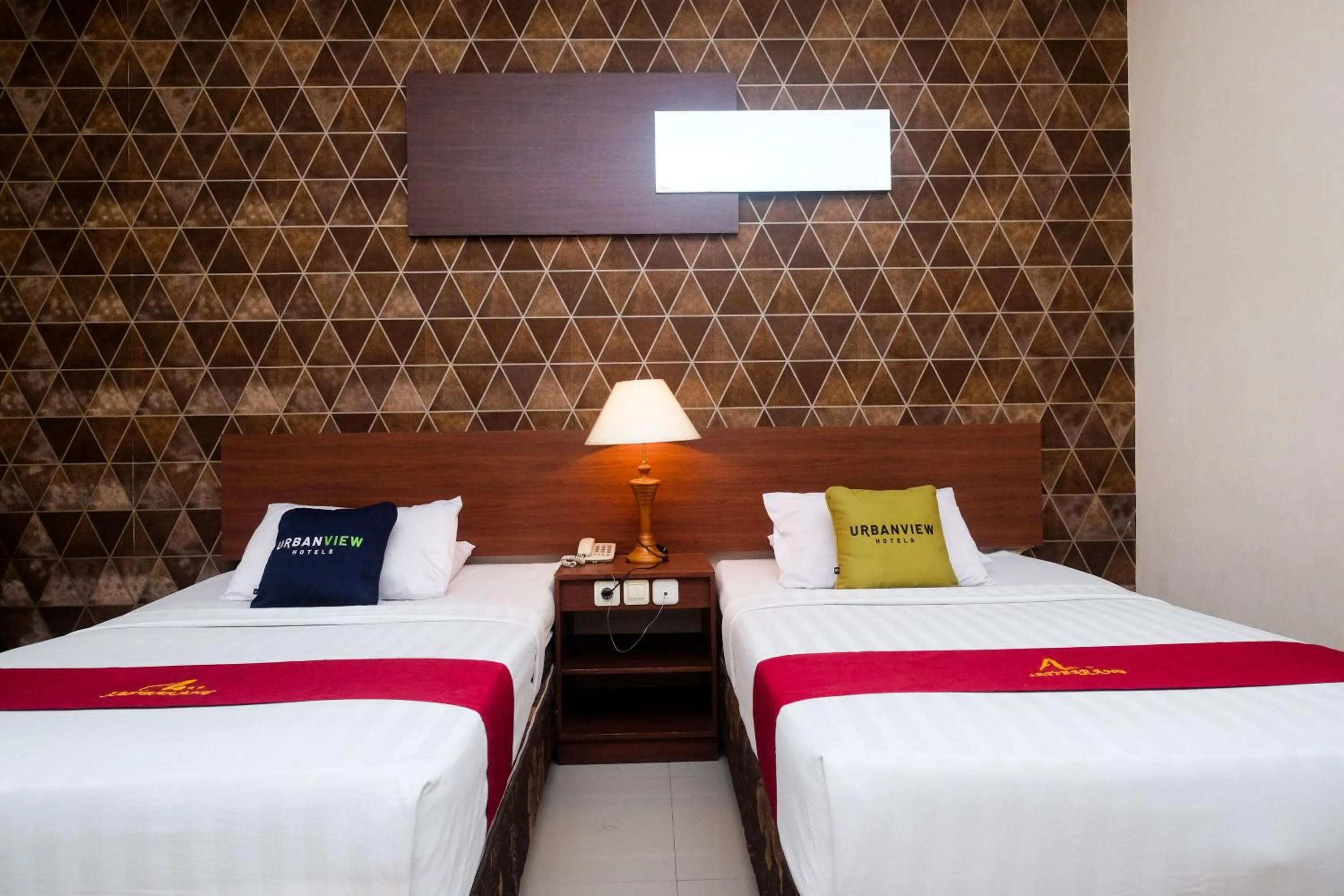Bed in Urbanview Hotel Anggraeni Jatibarang