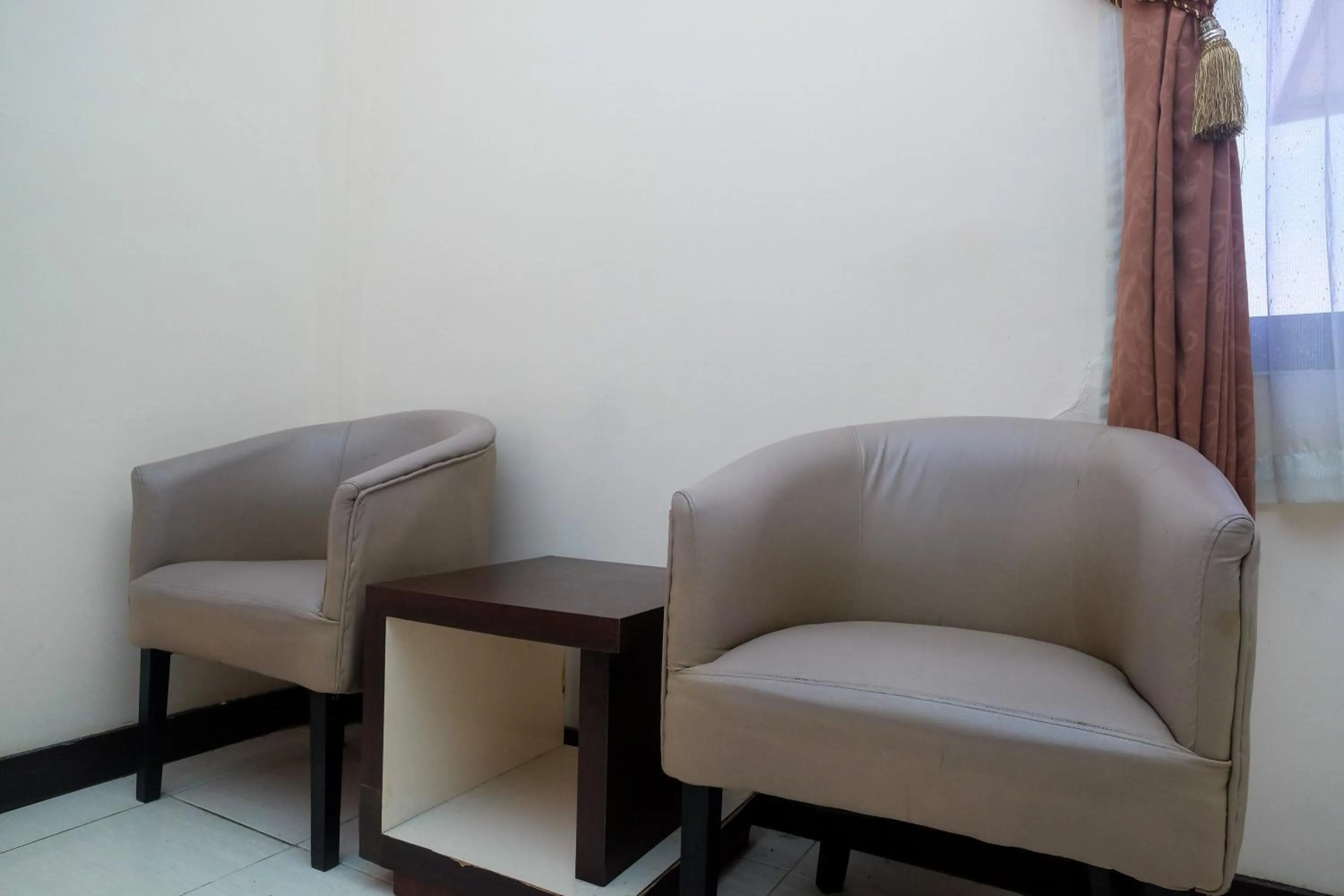 Seating area in Urbanview Hotel Anggraeni Jatibarang