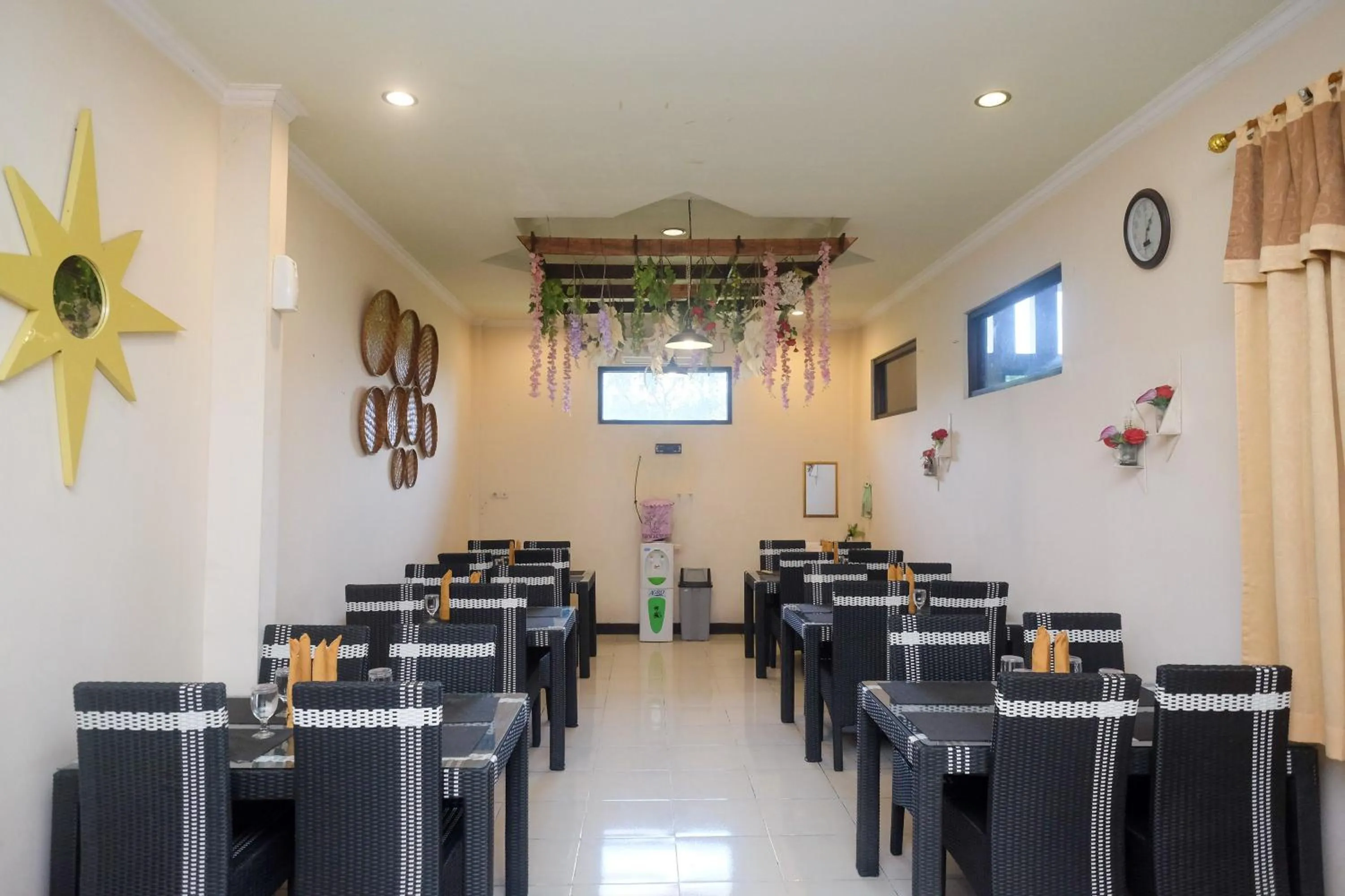 Restaurant/places to eat in Urbanview Hotel Anggraeni Jatibarang