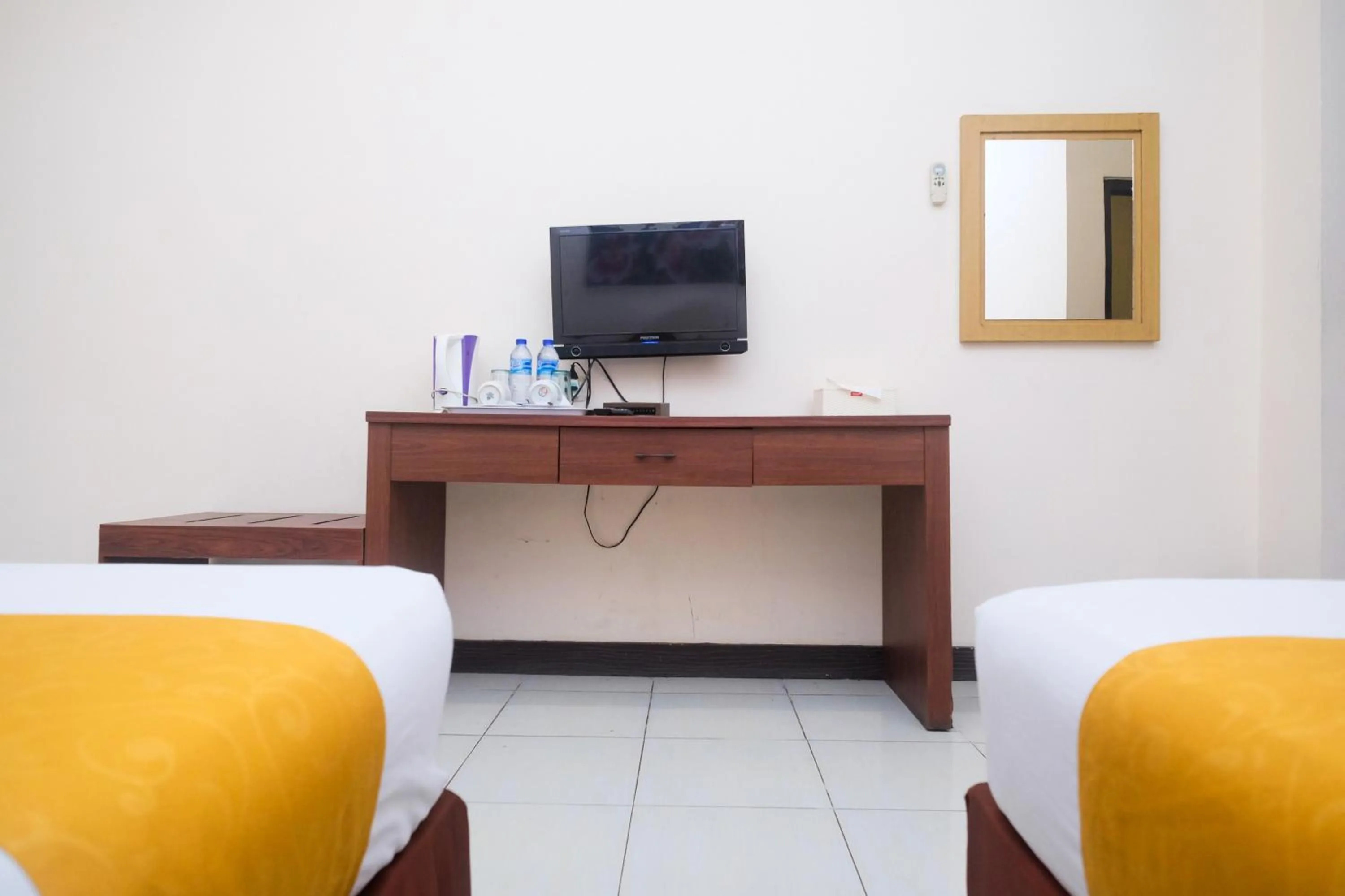 TV and multimedia in Urbanview Hotel Anggraeni Jatibarang