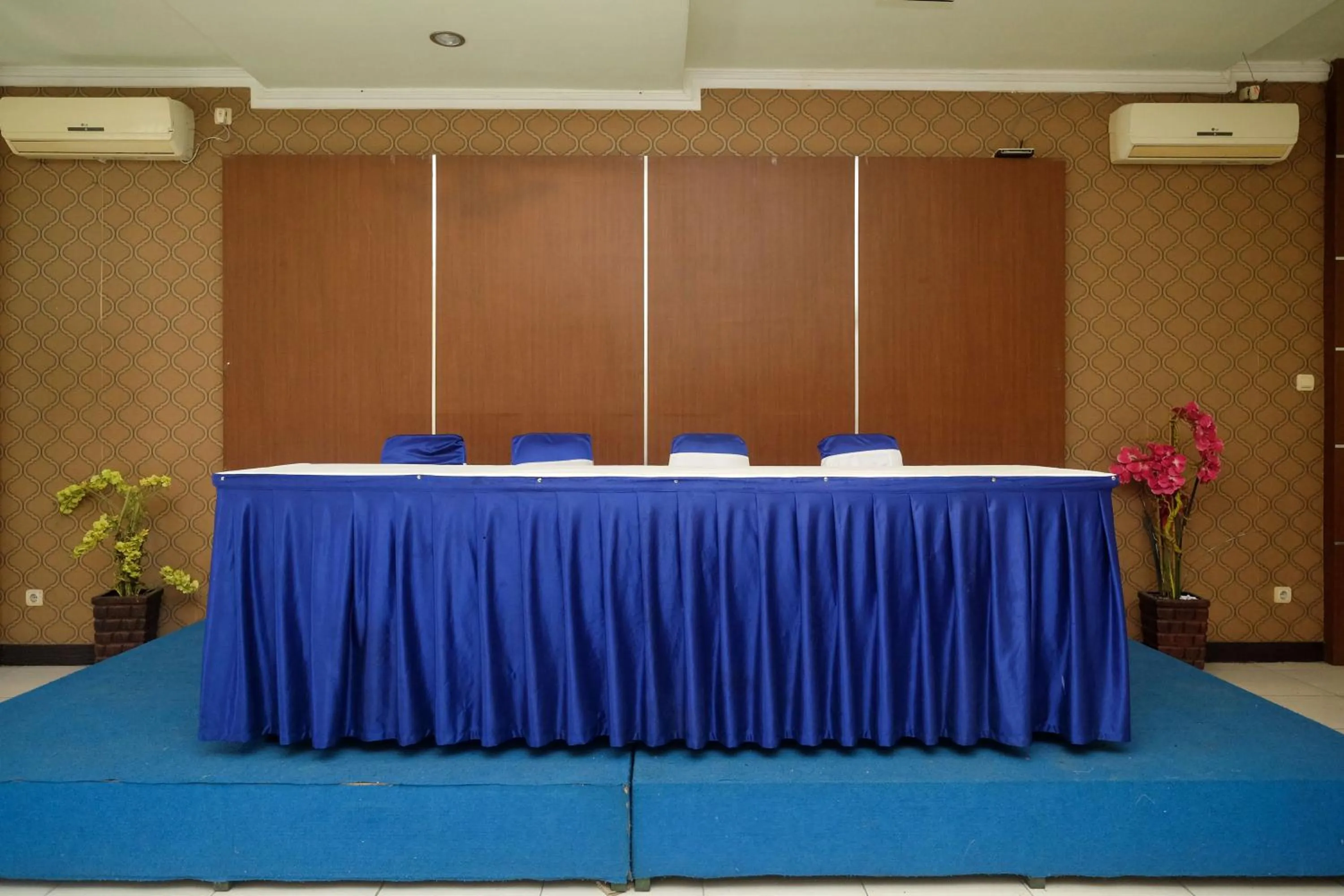 Property building in Urbanview Hotel Anggraeni Jatibarang