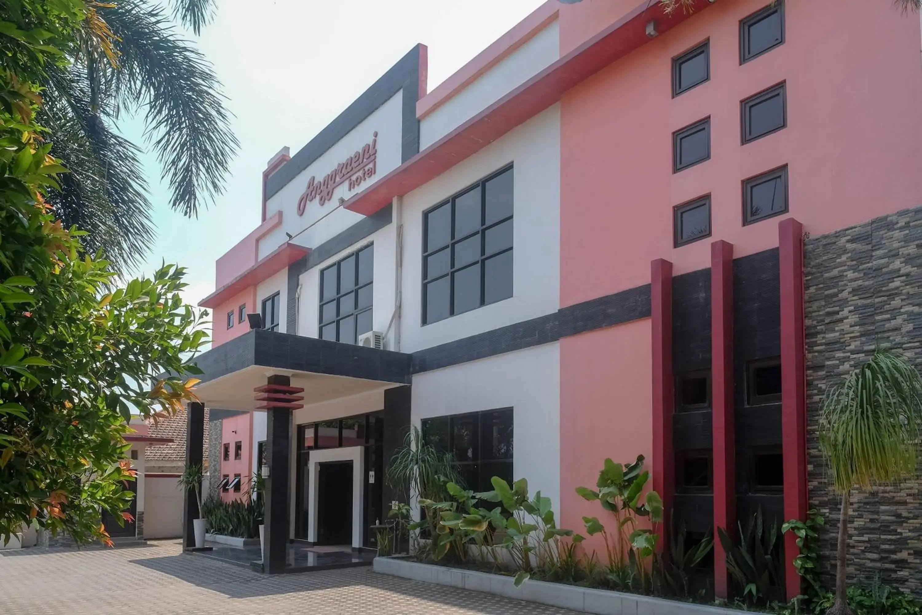 Property building in Urbanview Hotel Anggraeni Jatibarang Property building in Urbanview Hotel Anggraeni Jatibarang