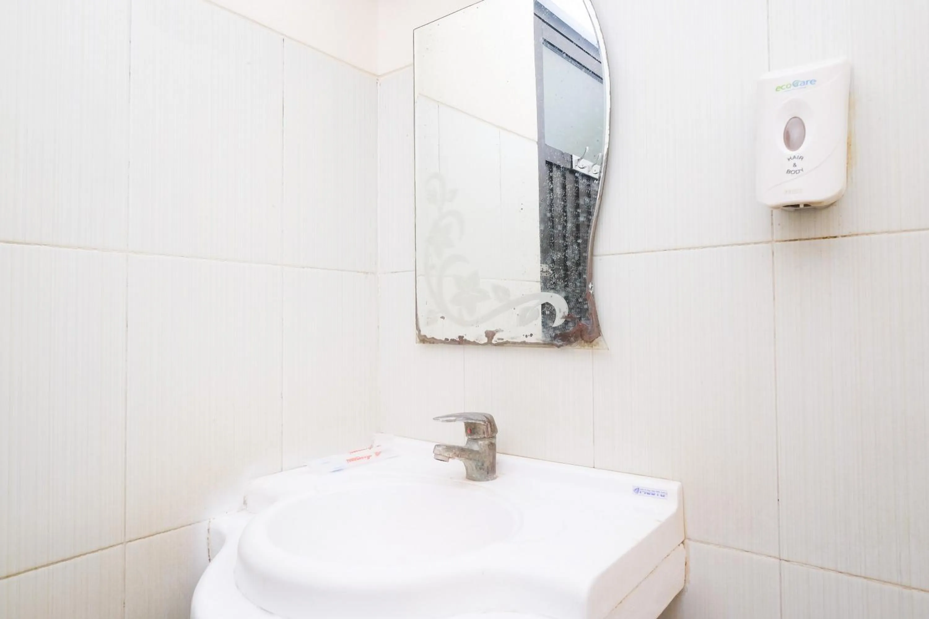 Bathroom in Urbanview Hotel Anggraeni Jatibarang