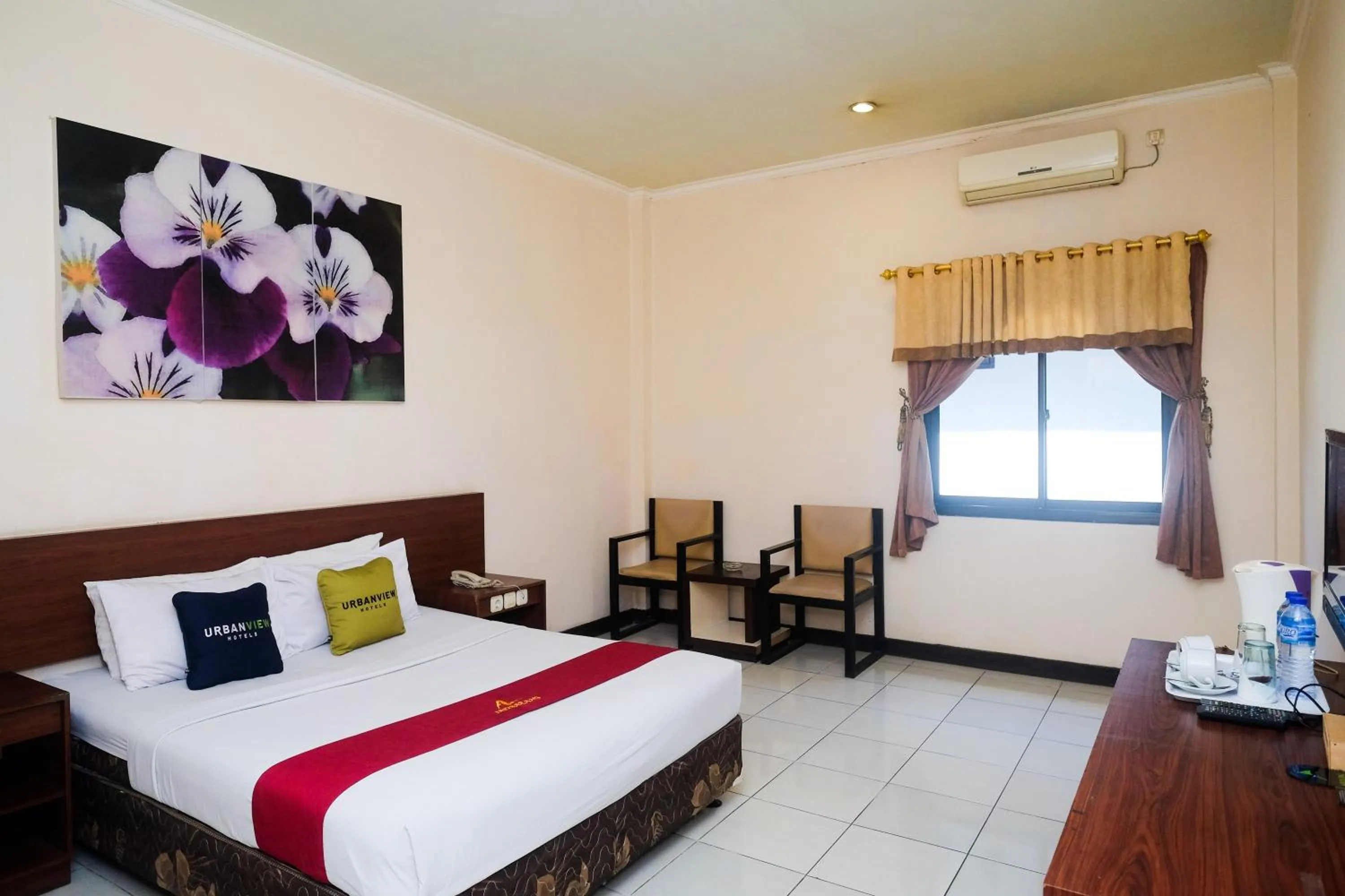 Bed in Urbanview Hotel Anggraeni Jatibarang