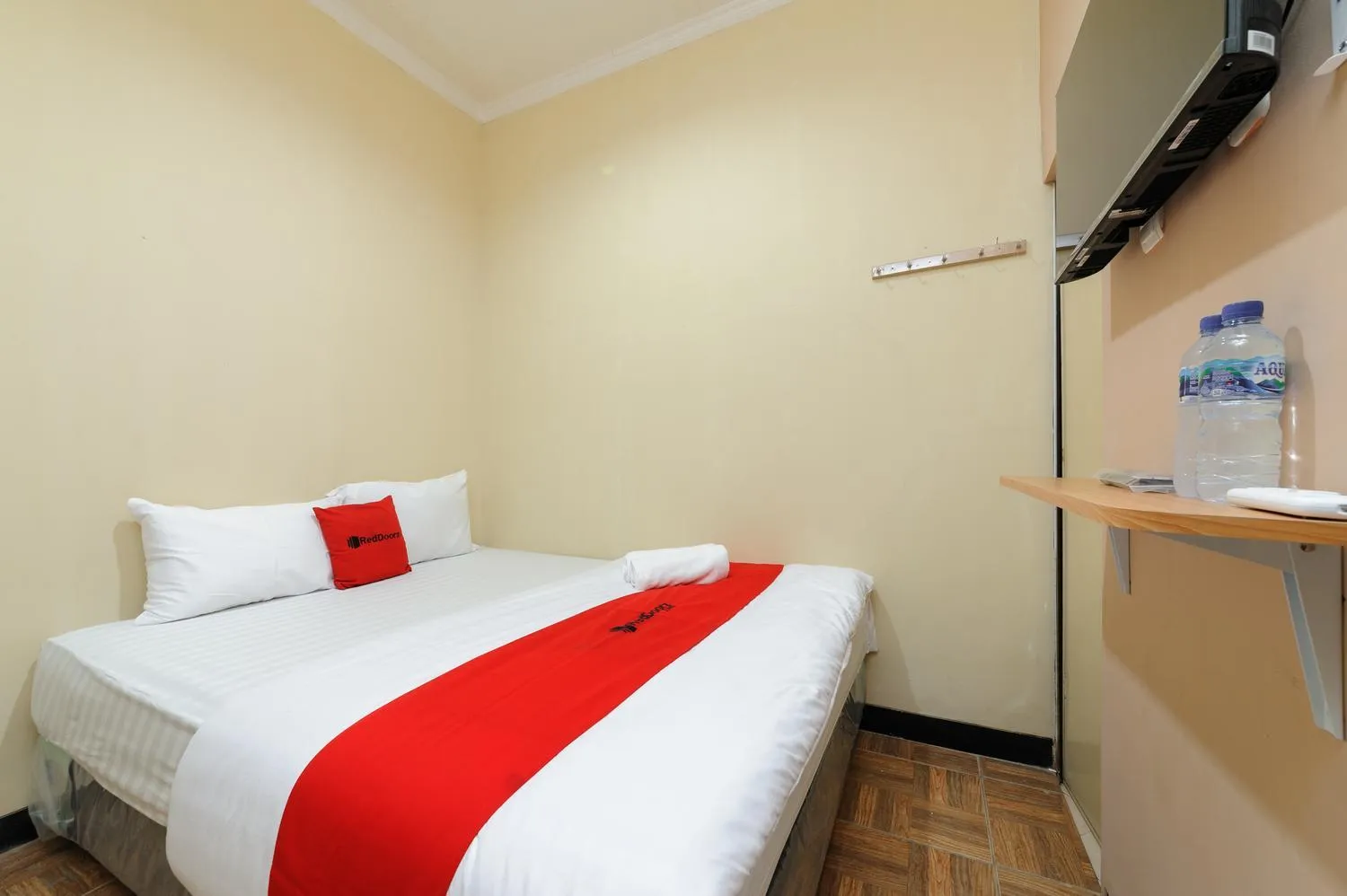 Bed in RedDoorz near The Jungle Waterpark Bogor
