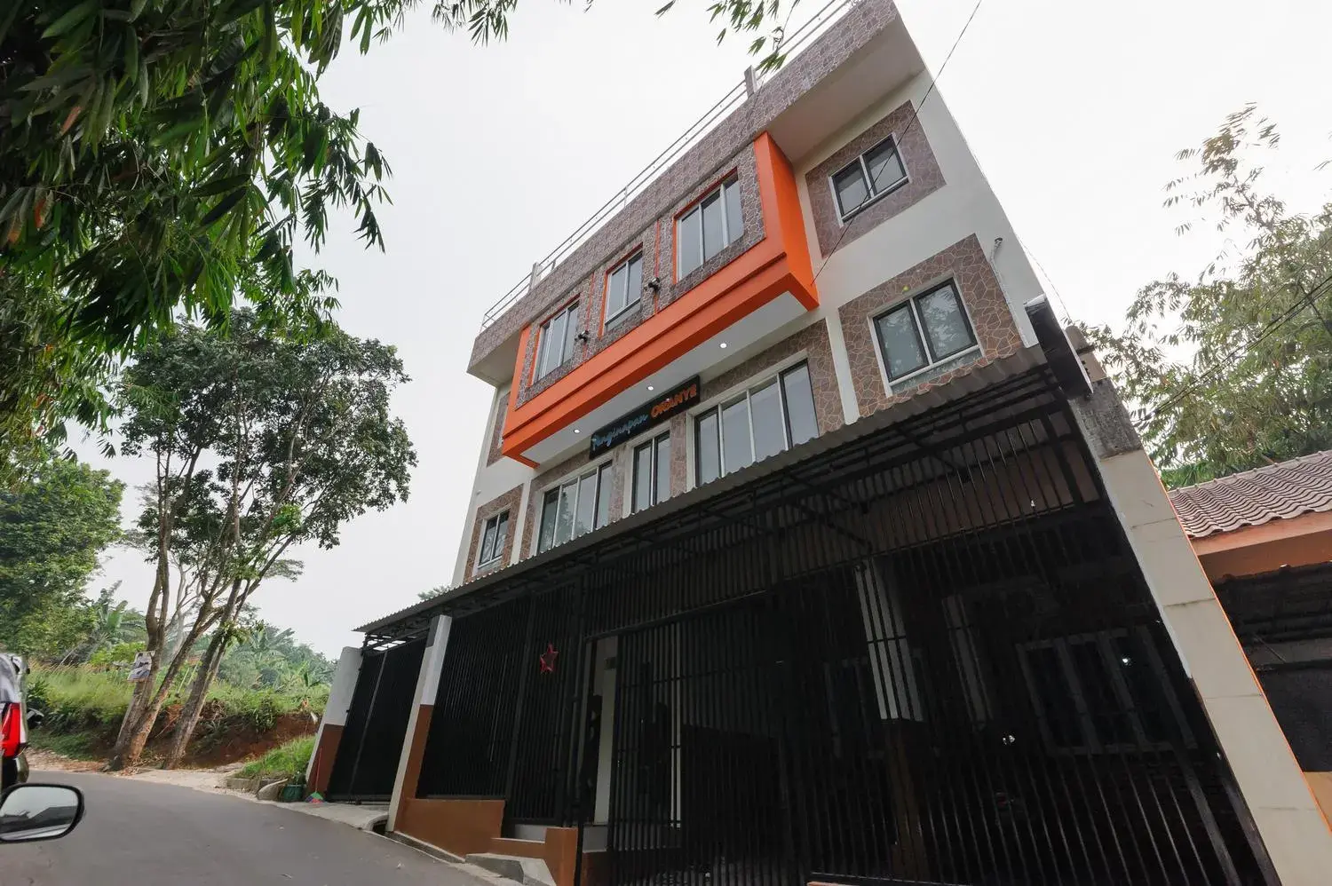 Property building in RedDoorz near The Jungle Waterpark Bogor Property building in RedDoorz near The Jungle Waterpark Bogor