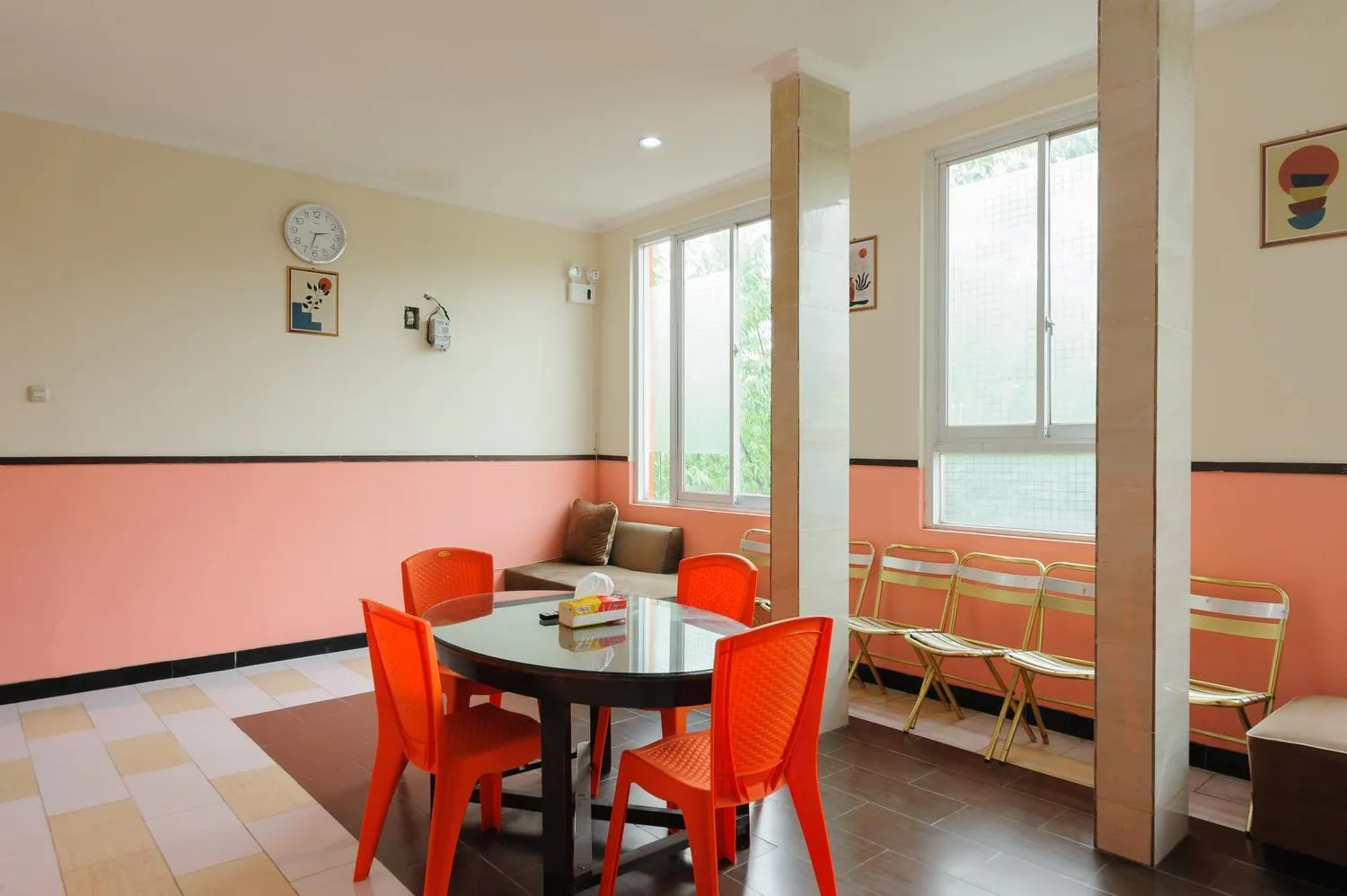 Seating area in RedDoorz near The Jungle Waterpark Bogor