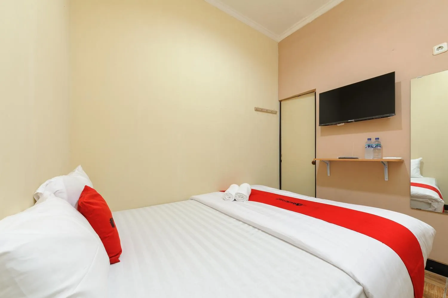 Bed in RedDoorz near The Jungle Waterpark Bogor