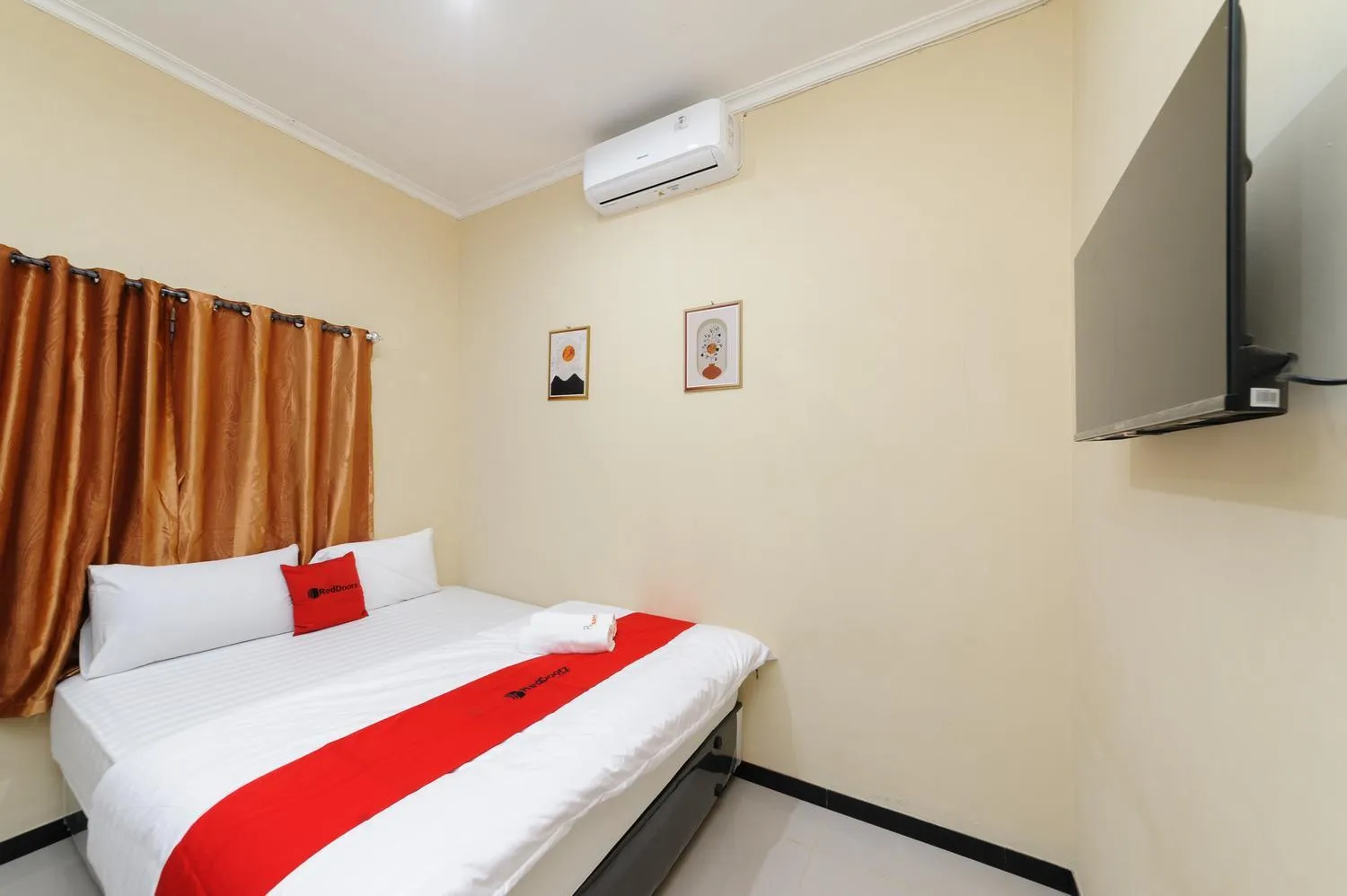 Bed in RedDoorz near The Jungle Waterpark Bogor