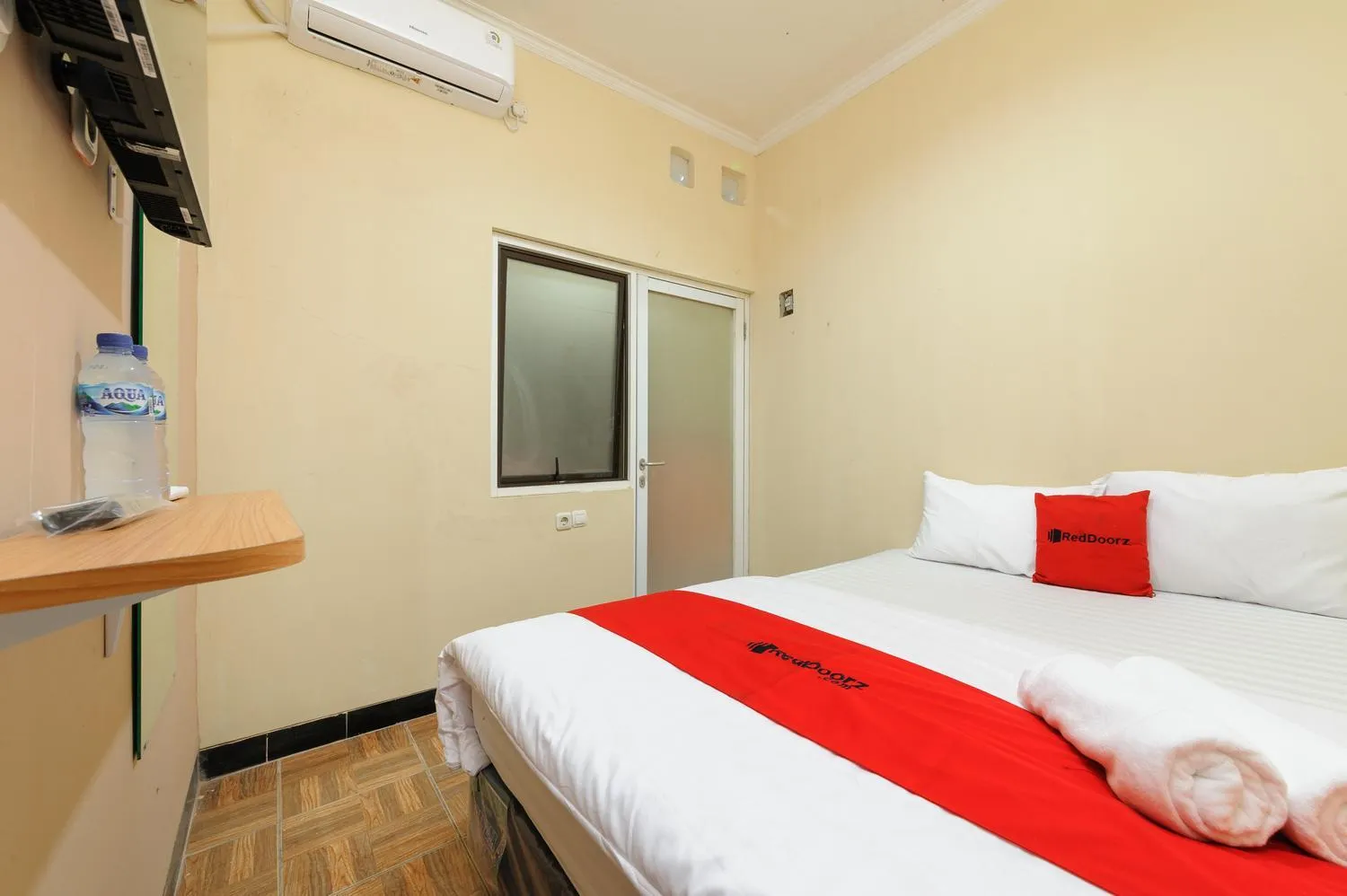 Bed in RedDoorz near The Jungle Waterpark Bogor