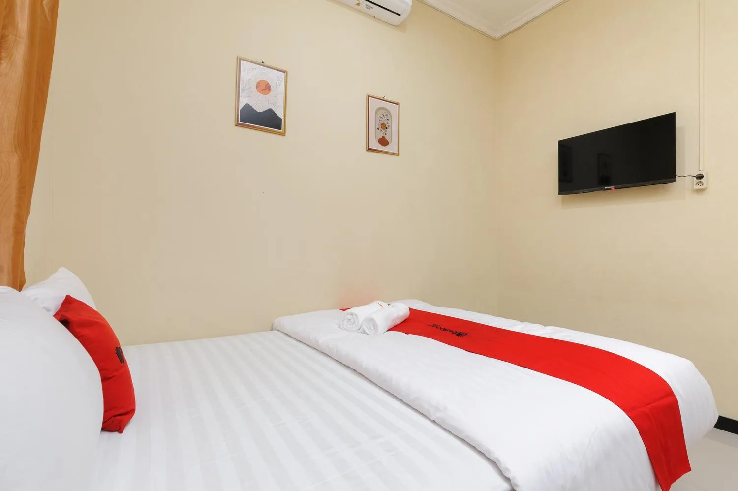 Bed in RedDoorz near The Jungle Waterpark Bogor
