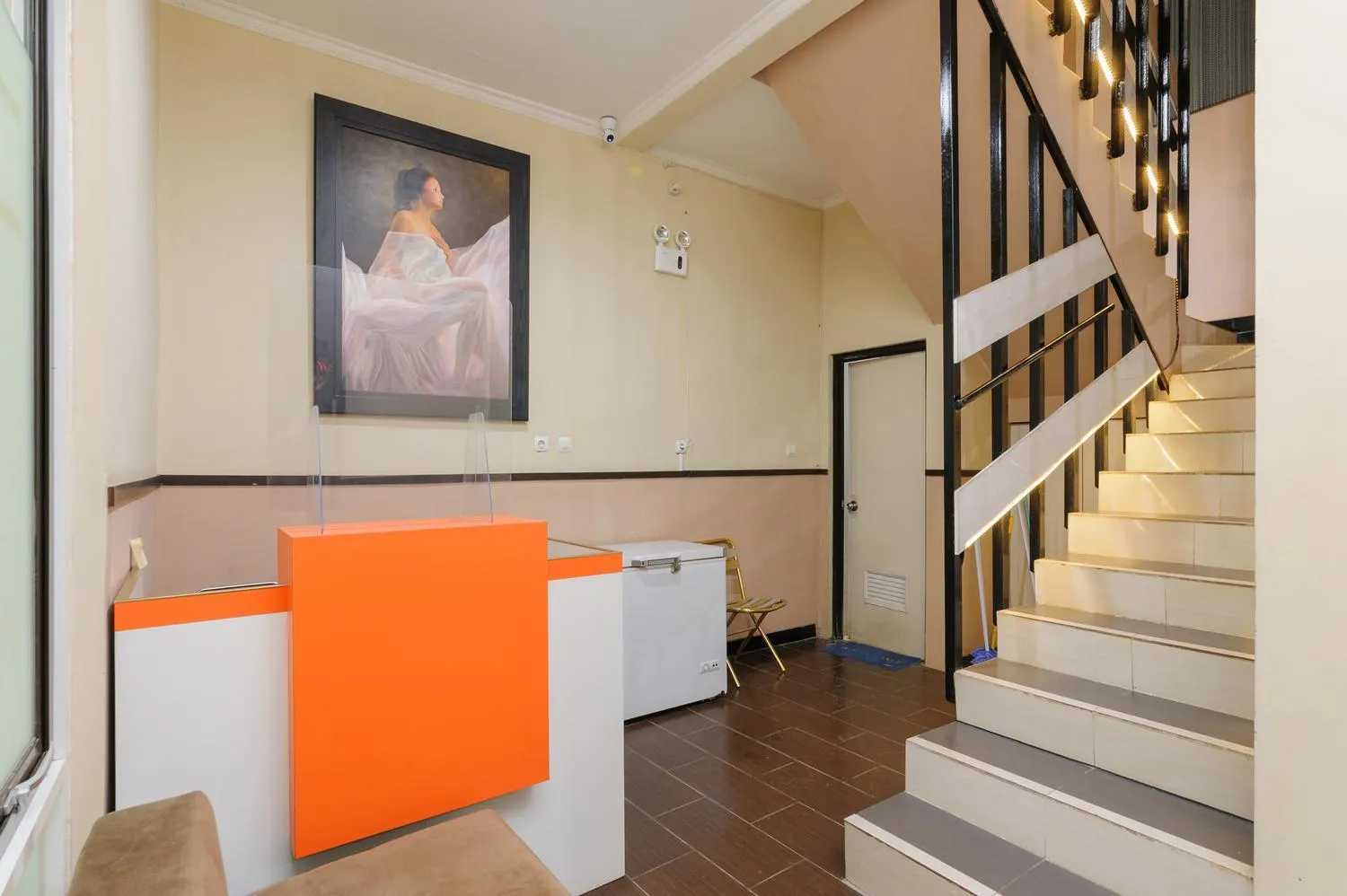 Property building in RedDoorz near The Jungle Waterpark Bogor