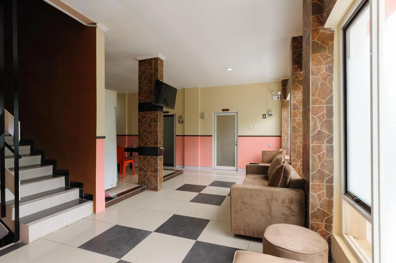 Seating area in RedDoorz near The Jungle Waterpark Bogor