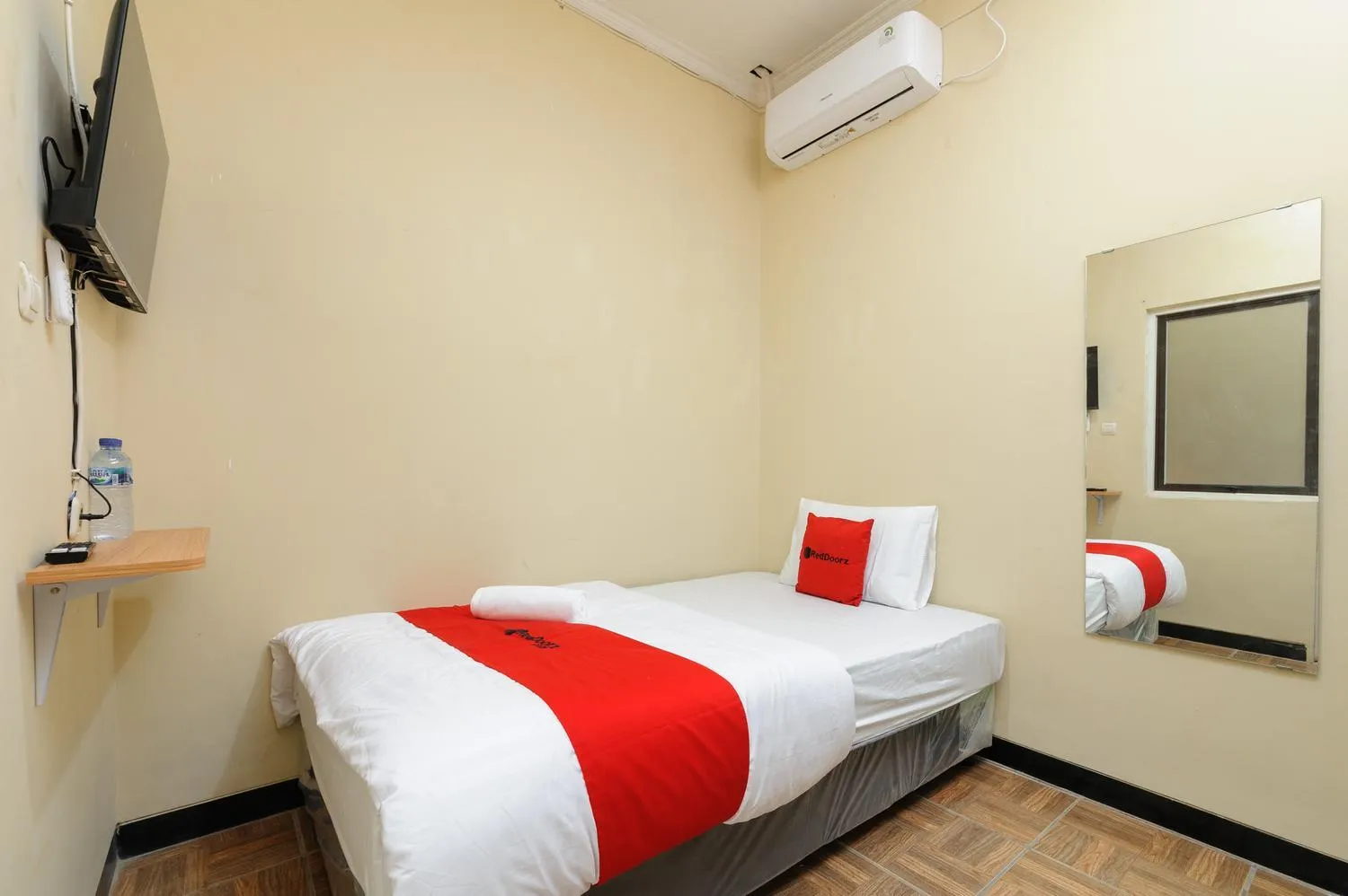 Bed in RedDoorz near The Jungle Waterpark Bogor