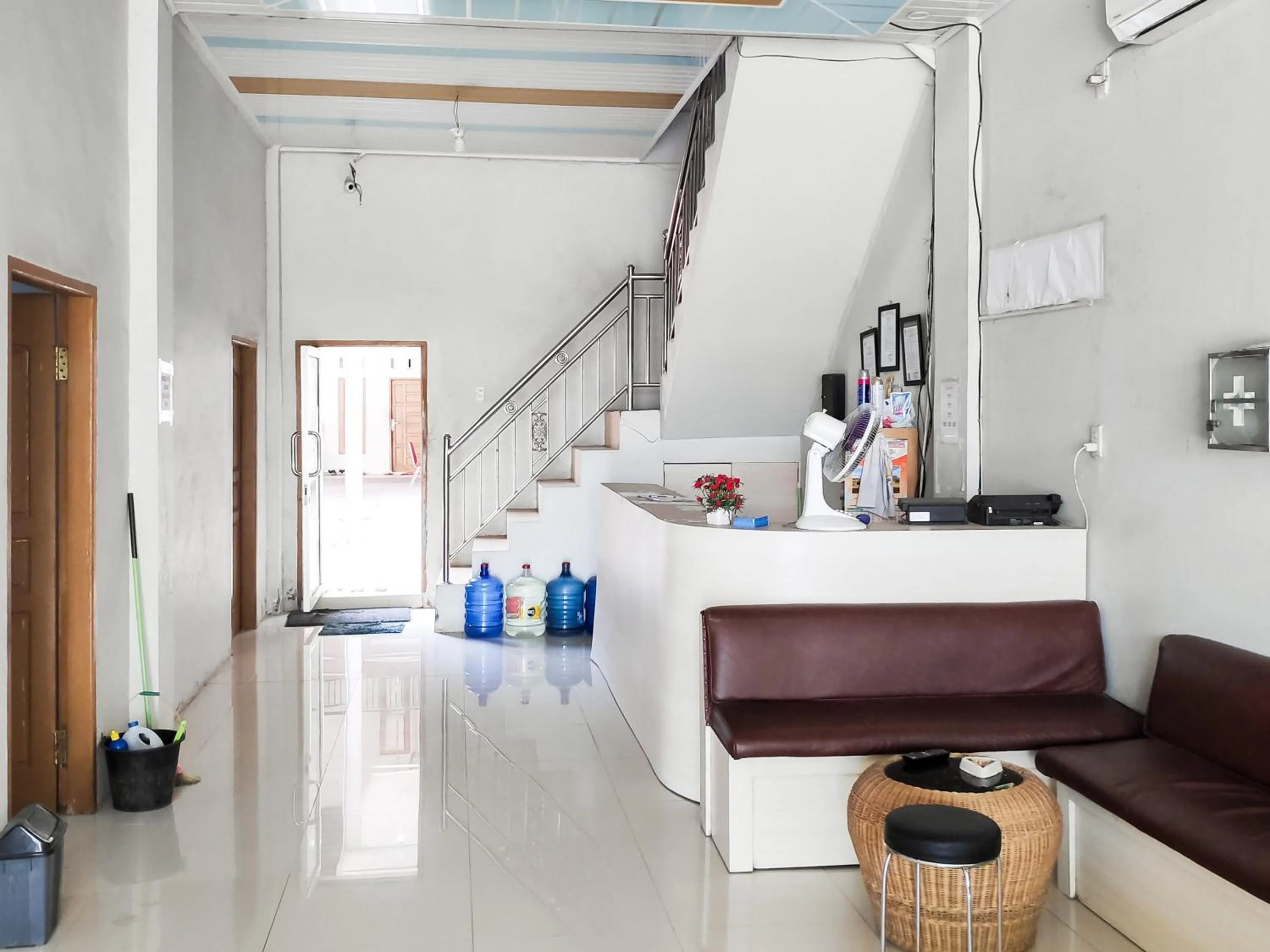 Lobby or reception, Bed in RedDoorz Syariah near Terminal Terpadu Langsa