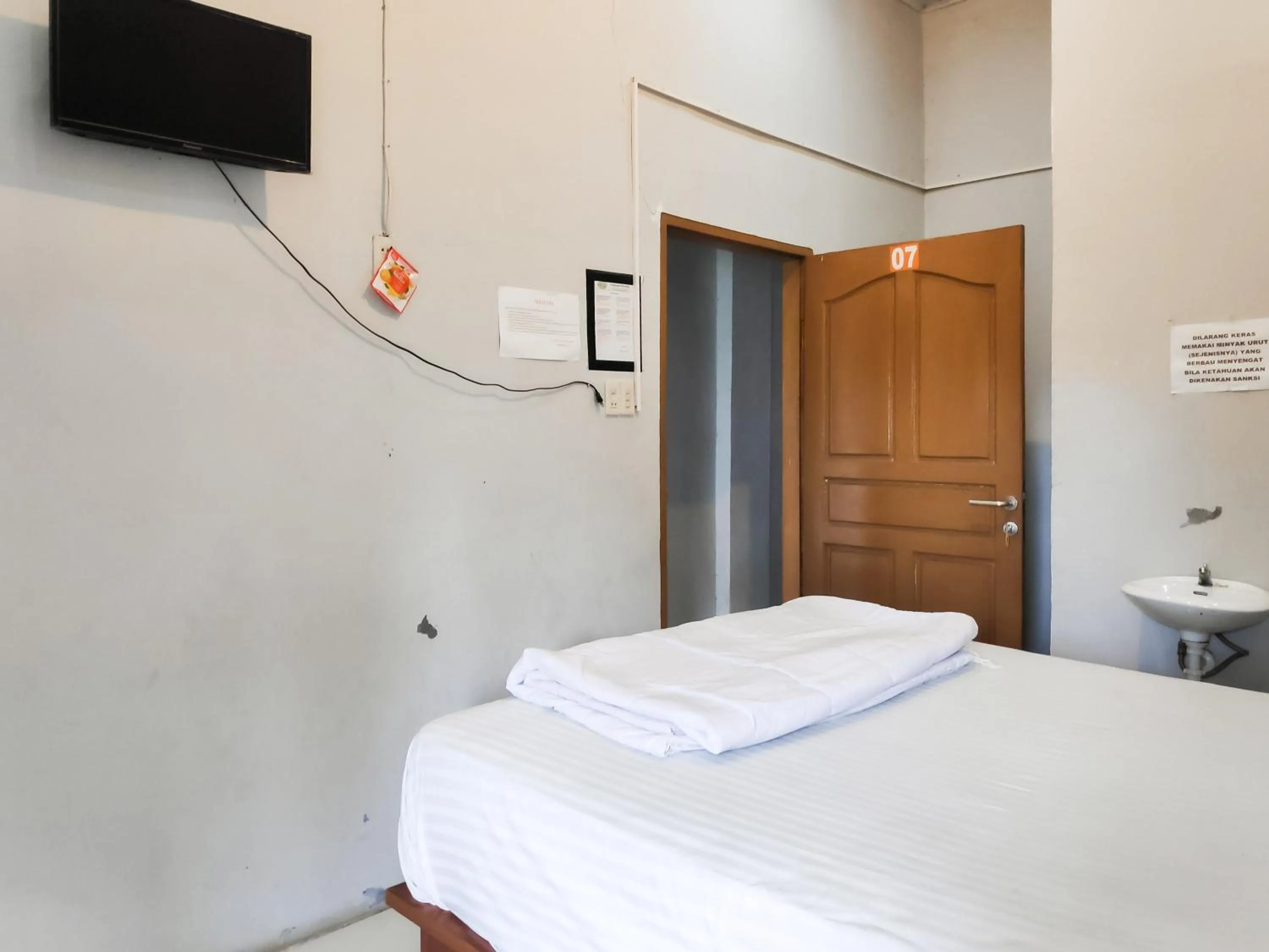 Bedroom, Bed in RedDoorz Syariah near Terminal Terpadu Langsa