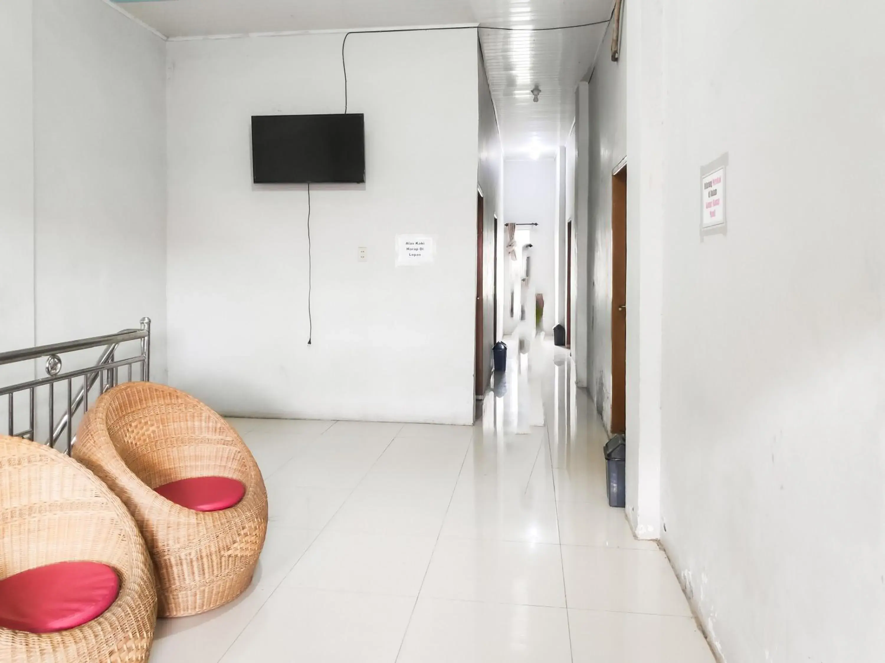 Seating area in RedDoorz Syariah near Terminal Terpadu Langsa Seating area in RedDoorz Syariah near Terminal Terpadu Langsa