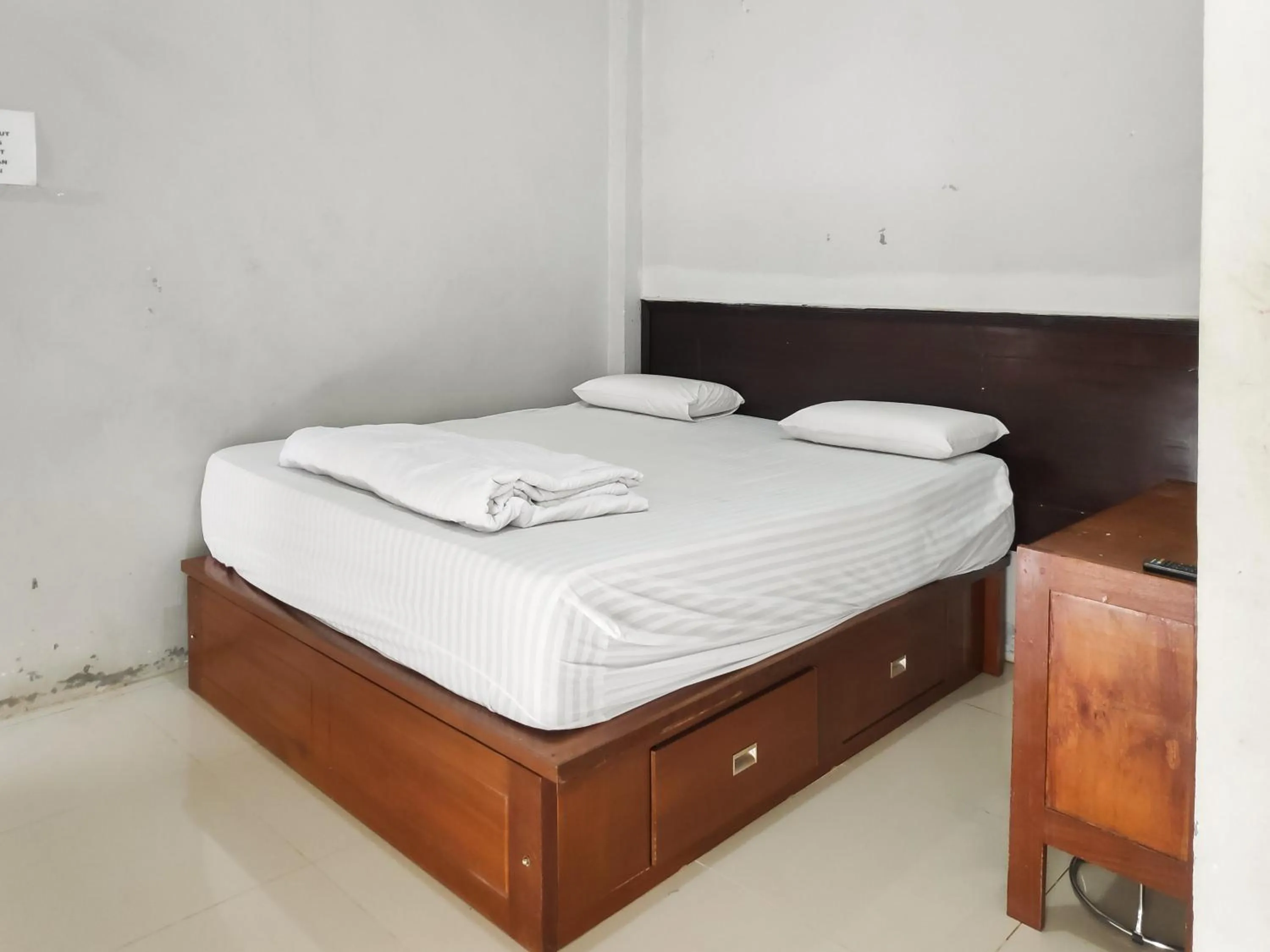 Bedroom, Bed in RedDoorz Syariah near Terminal Terpadu Langsa