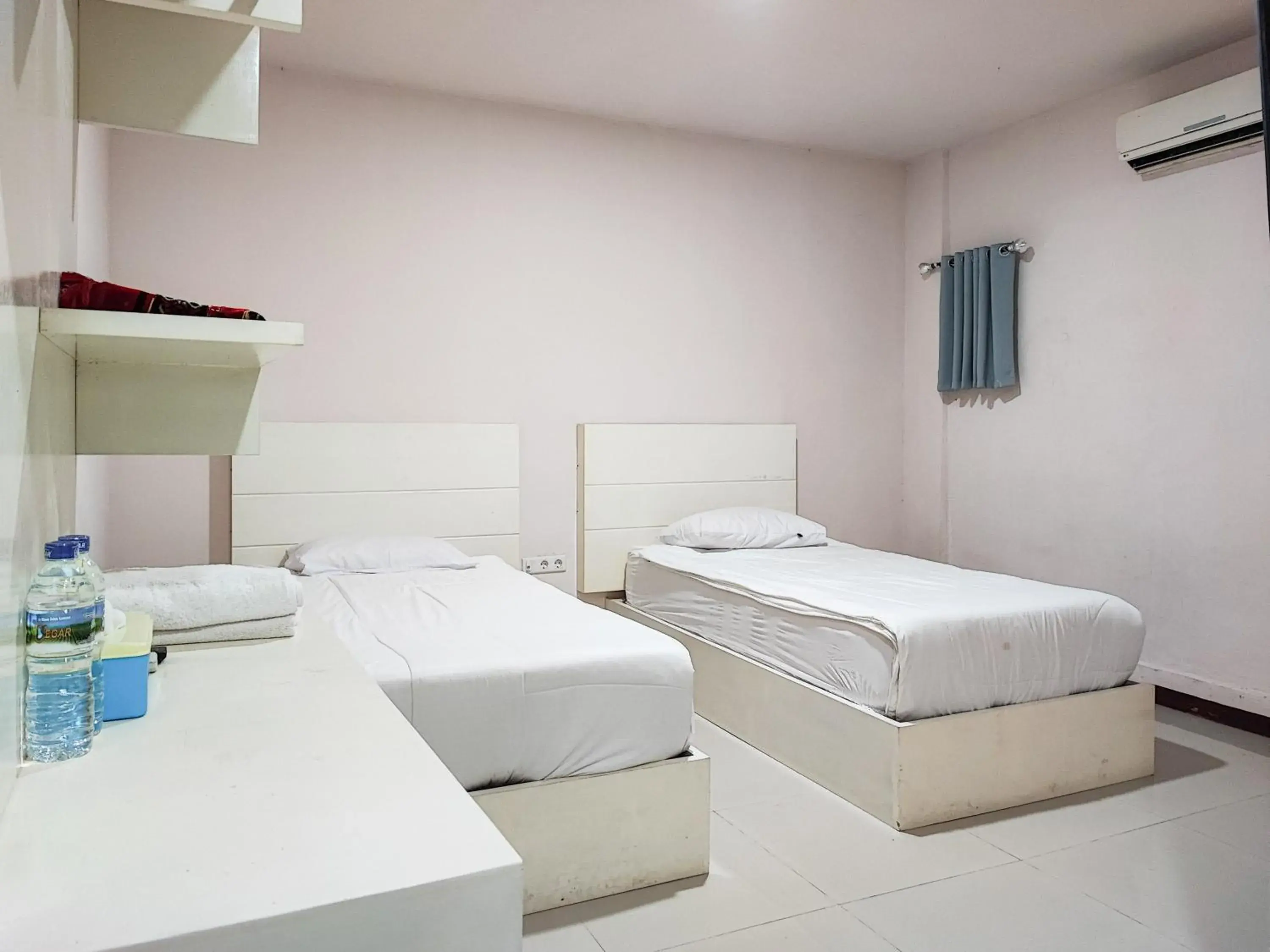 Standard Twin Room in RedDoorz @ Arafah Hotel 2 Sungai Penuh Kerinci Standard Twin Room in RedDoorz @ Arafah Hotel 2 Sungai Penuh Kerinci