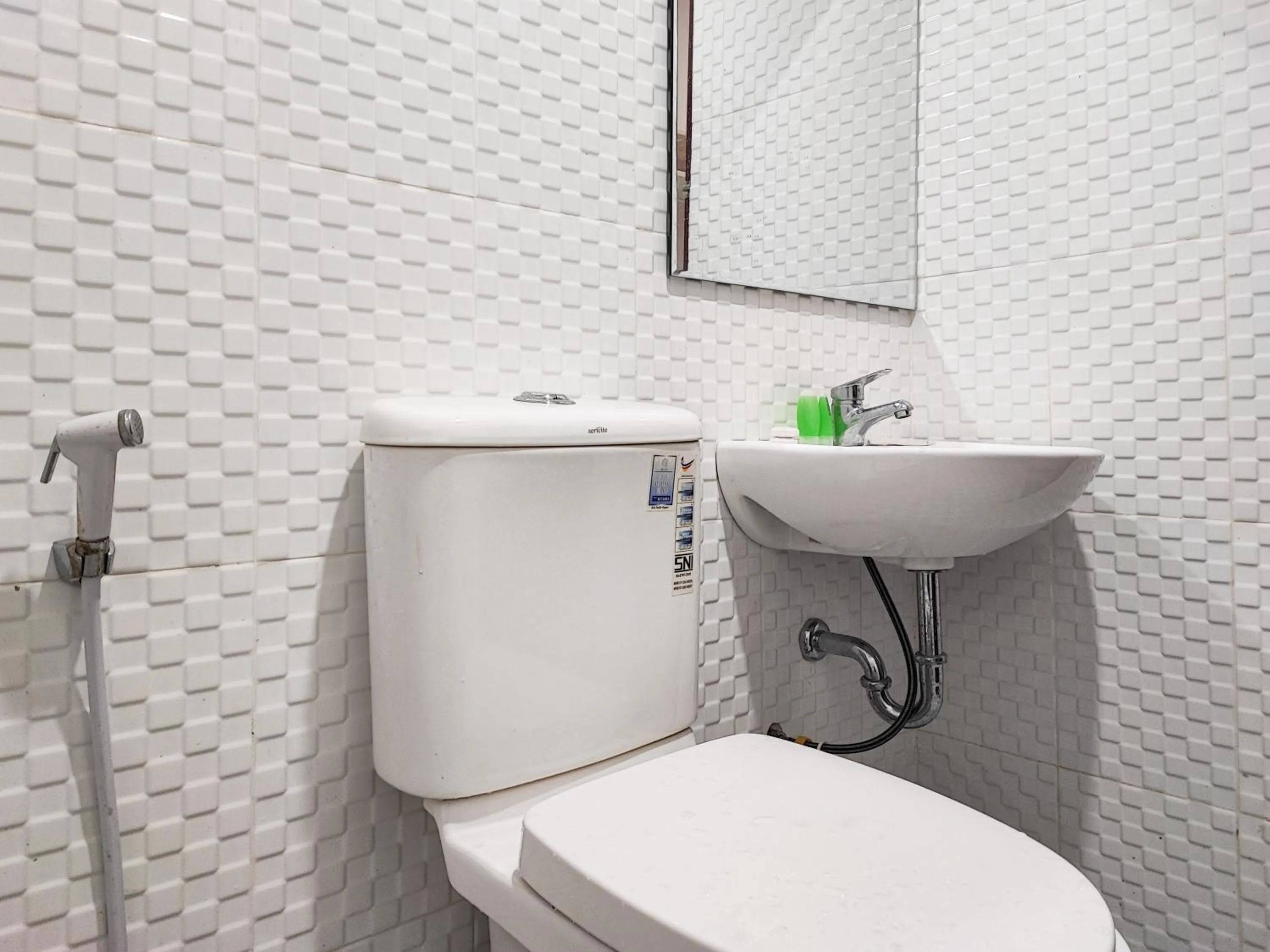 Bathroom in RedDoorz @ Arafah Hotel 2 Sungai Penuh Kerinci