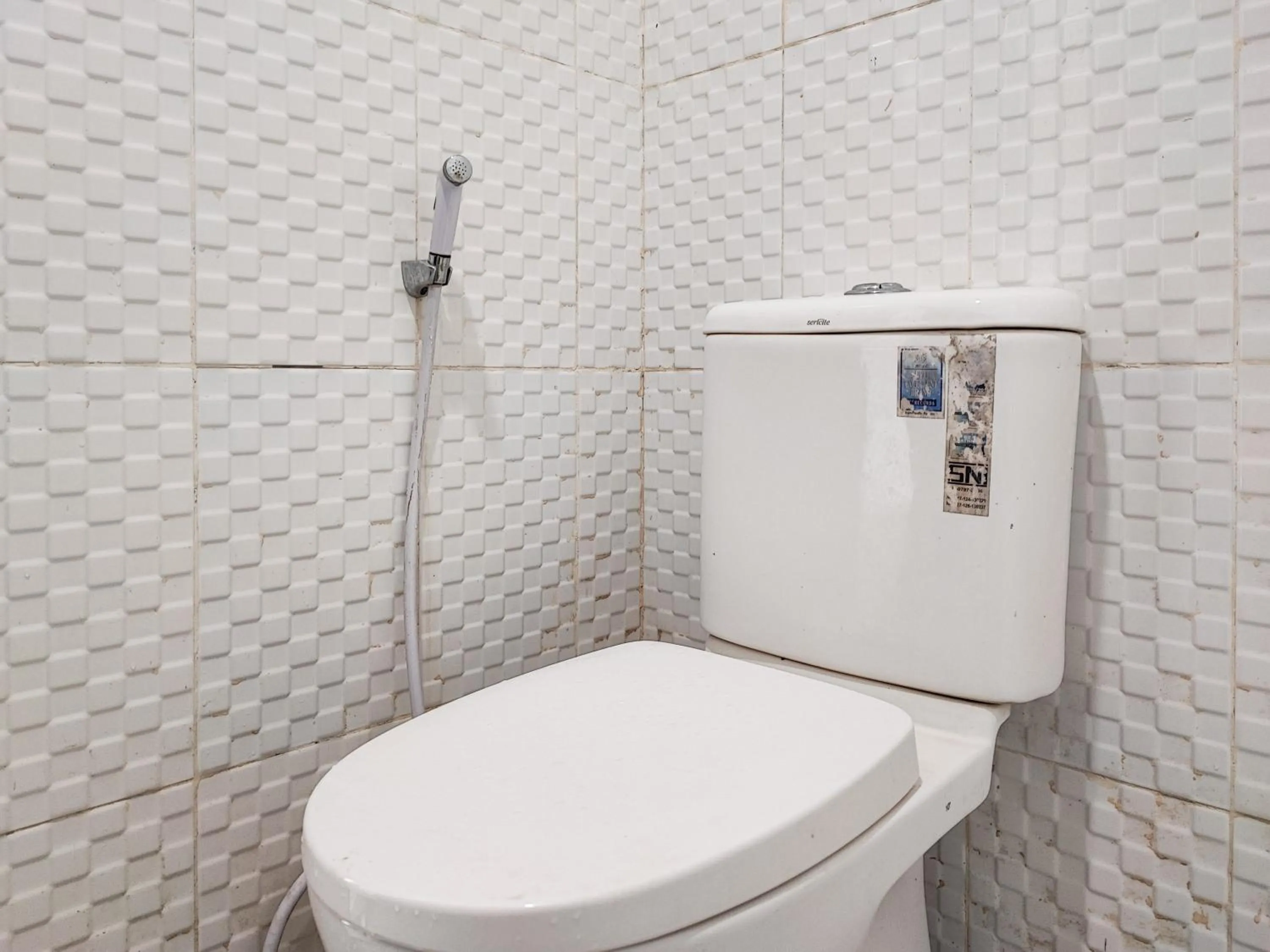 Bathroom in RedDoorz @ Arafah Hotel 2 Sungai Penuh Kerinci