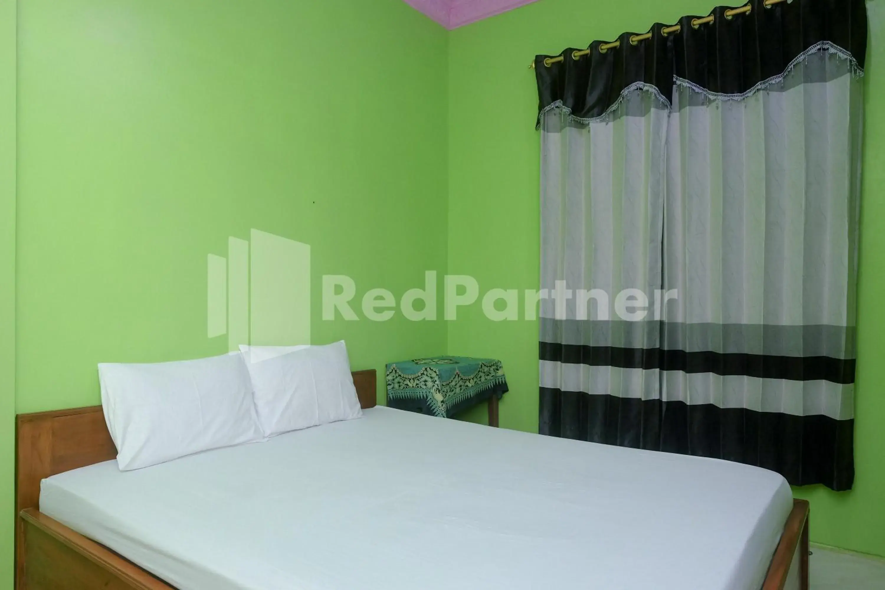 Bed in Wisma Giri Mulyo B near Grojogan Sewu Mitra RedDoorz Bed in Wisma Giri Mulyo B near Grojogan Sewu Mitra RedDoorz