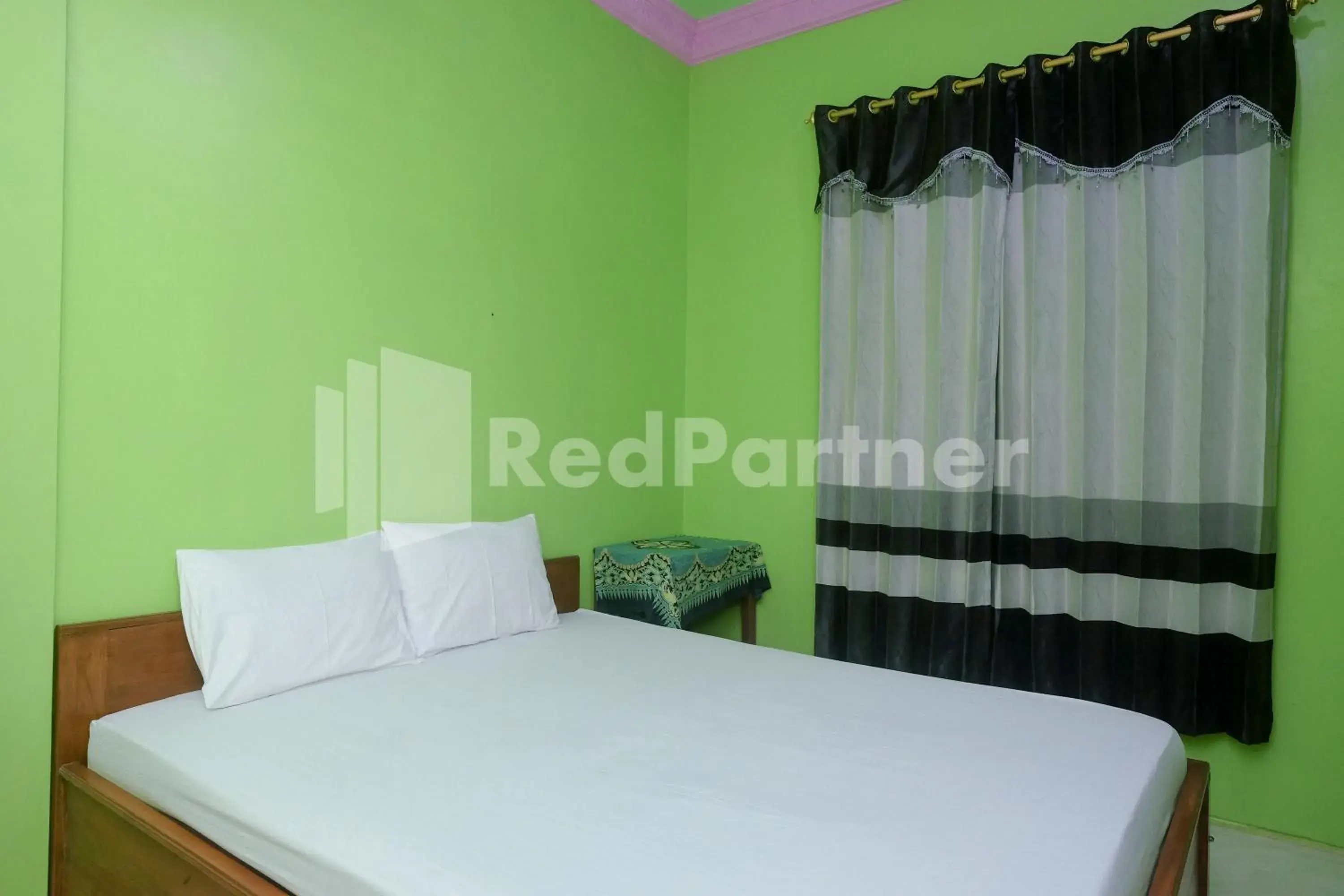 Bed in Wisma Giri Mulyo B near Grojogan Sewu Mitra RedDoorz Bed in Wisma Giri Mulyo B near Grojogan Sewu Mitra RedDoorz