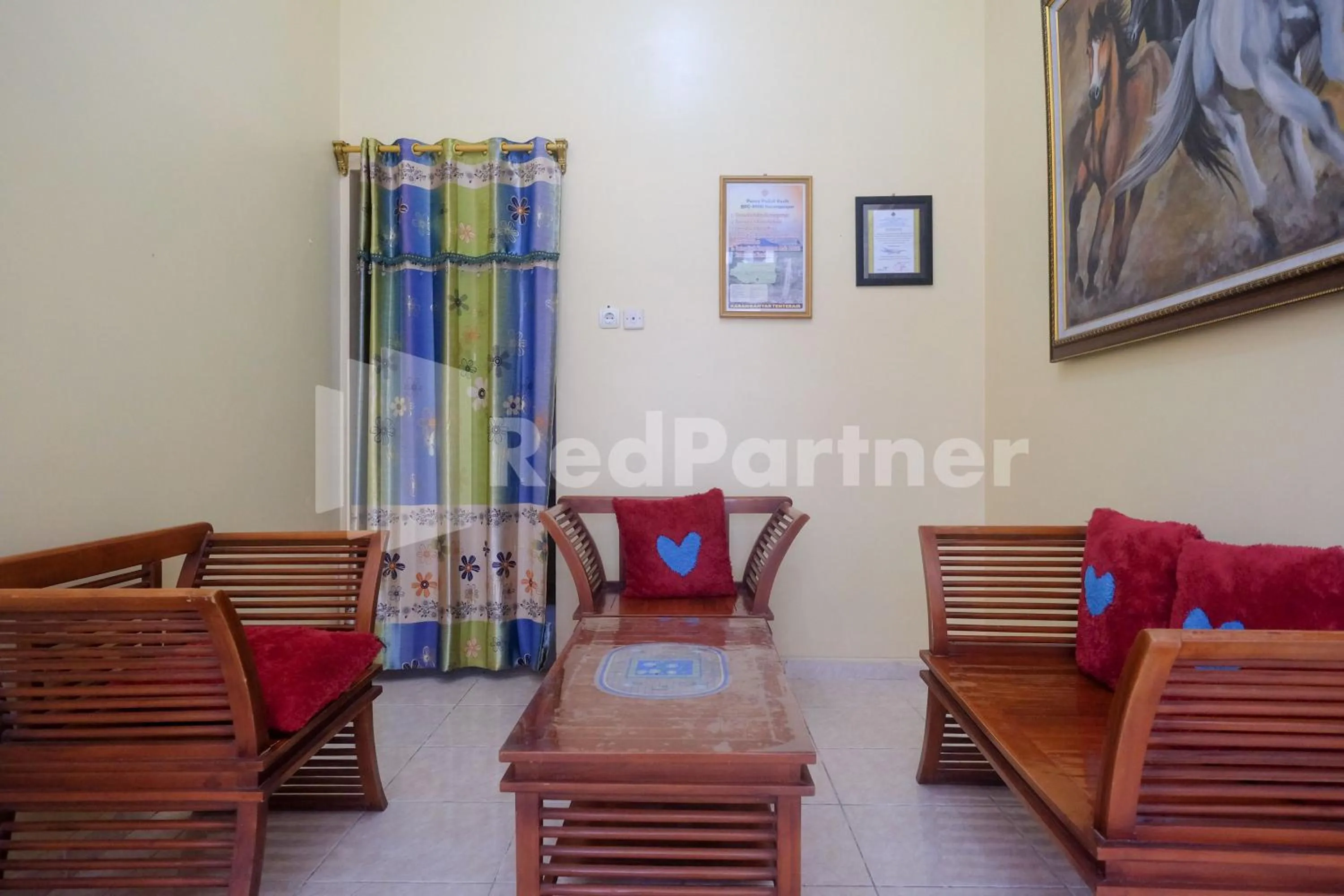 Seating area in Wisma Giri Mulyo B near Grojogan Sewu Mitra RedDoorz