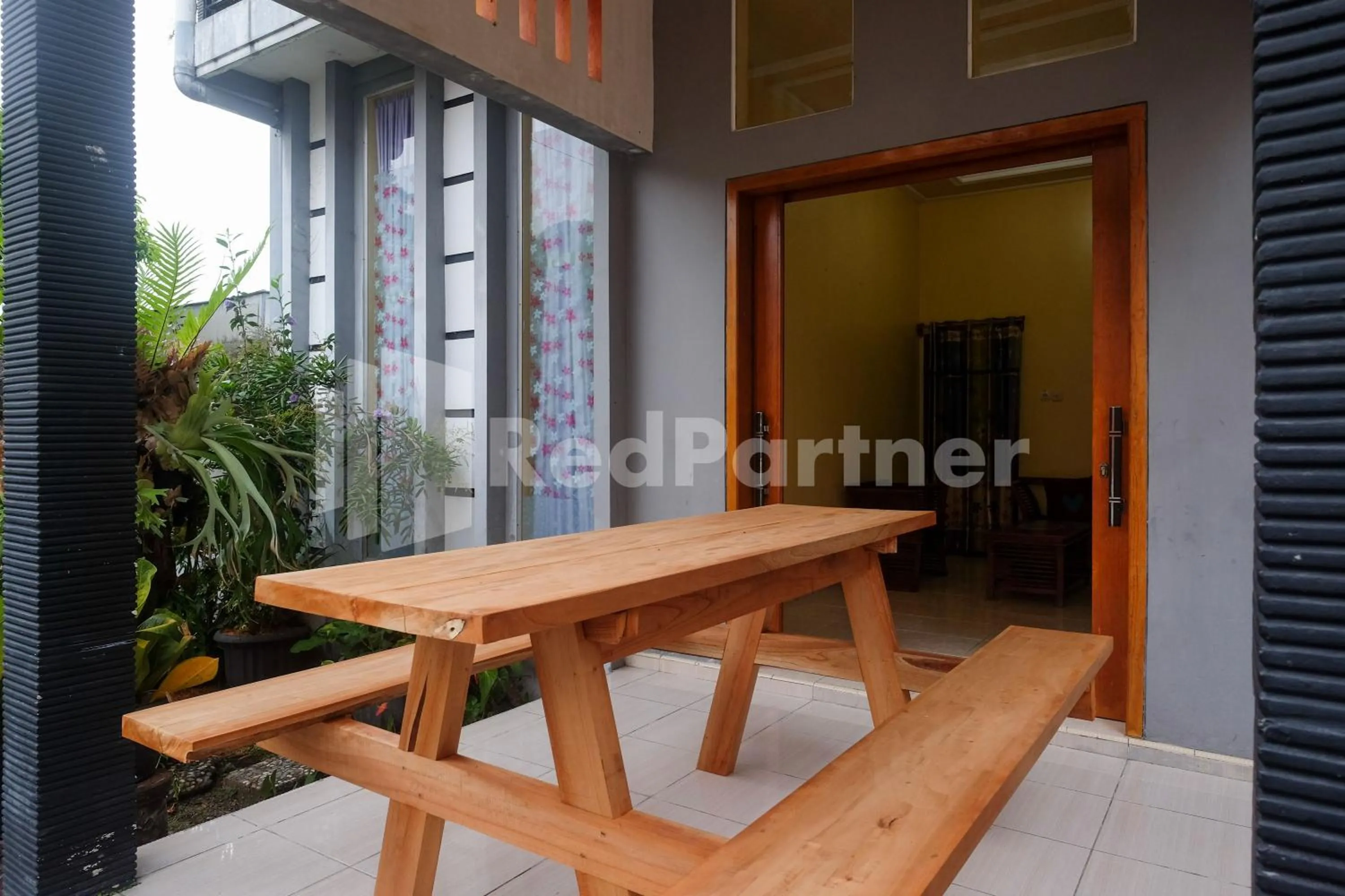 Seating area in Wisma Giri Mulyo B near Grojogan Sewu Mitra RedDoorz