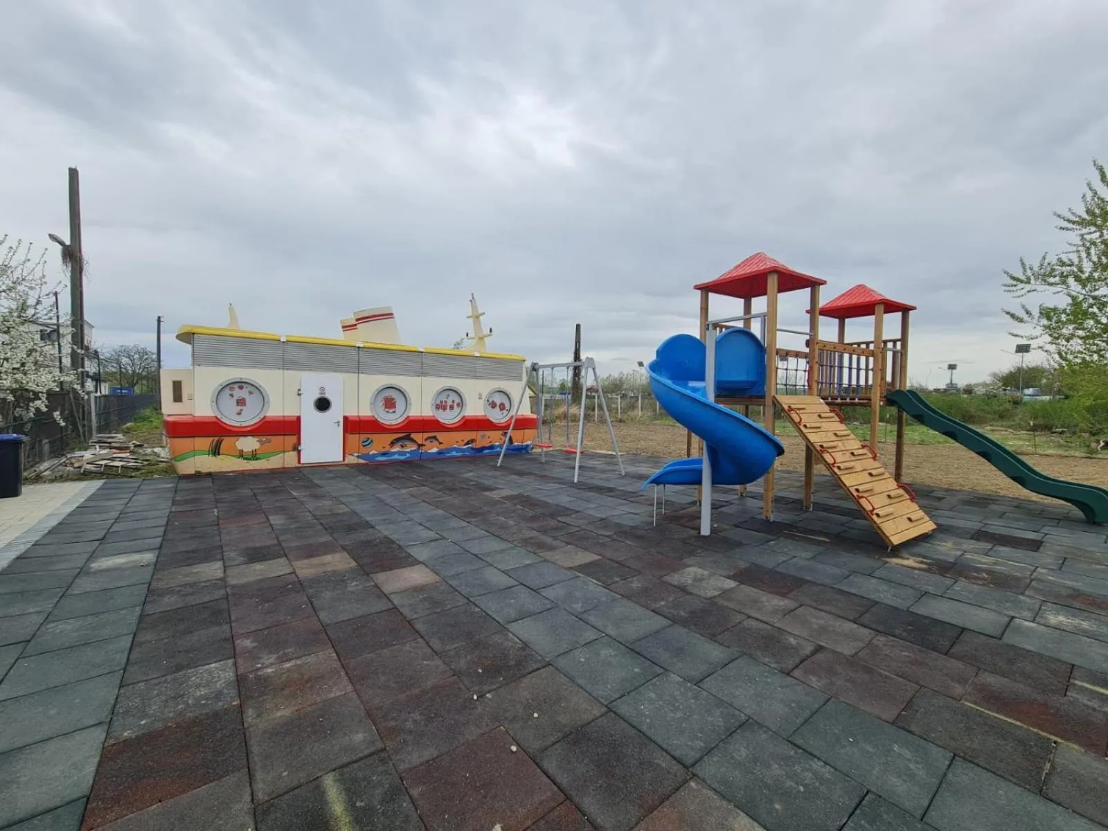 Children play ground in RIVER PLACE