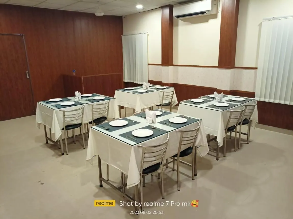 Restaurant/places to eat in Hotel Jaysha