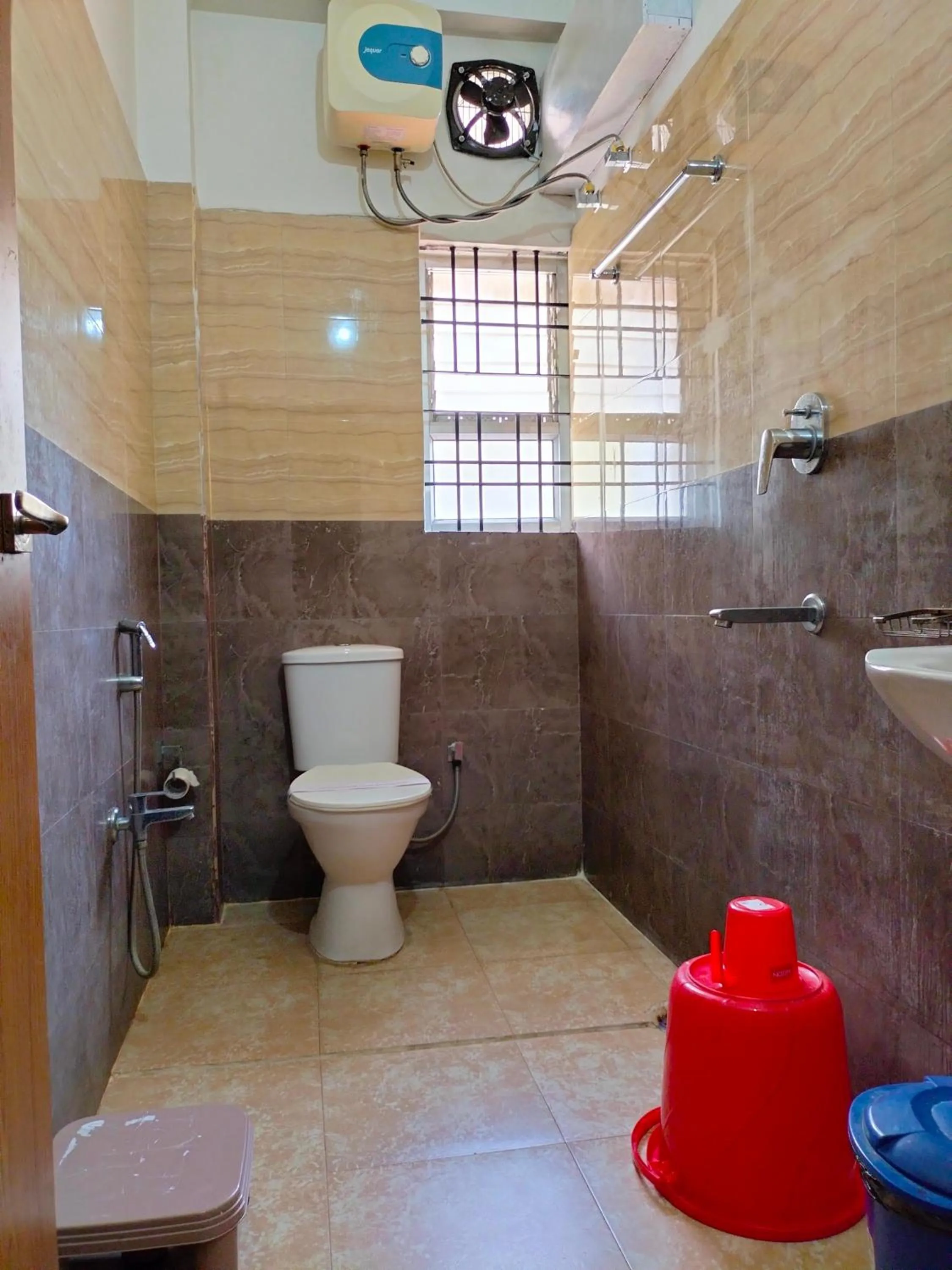 Shower in Hotel Jaysha