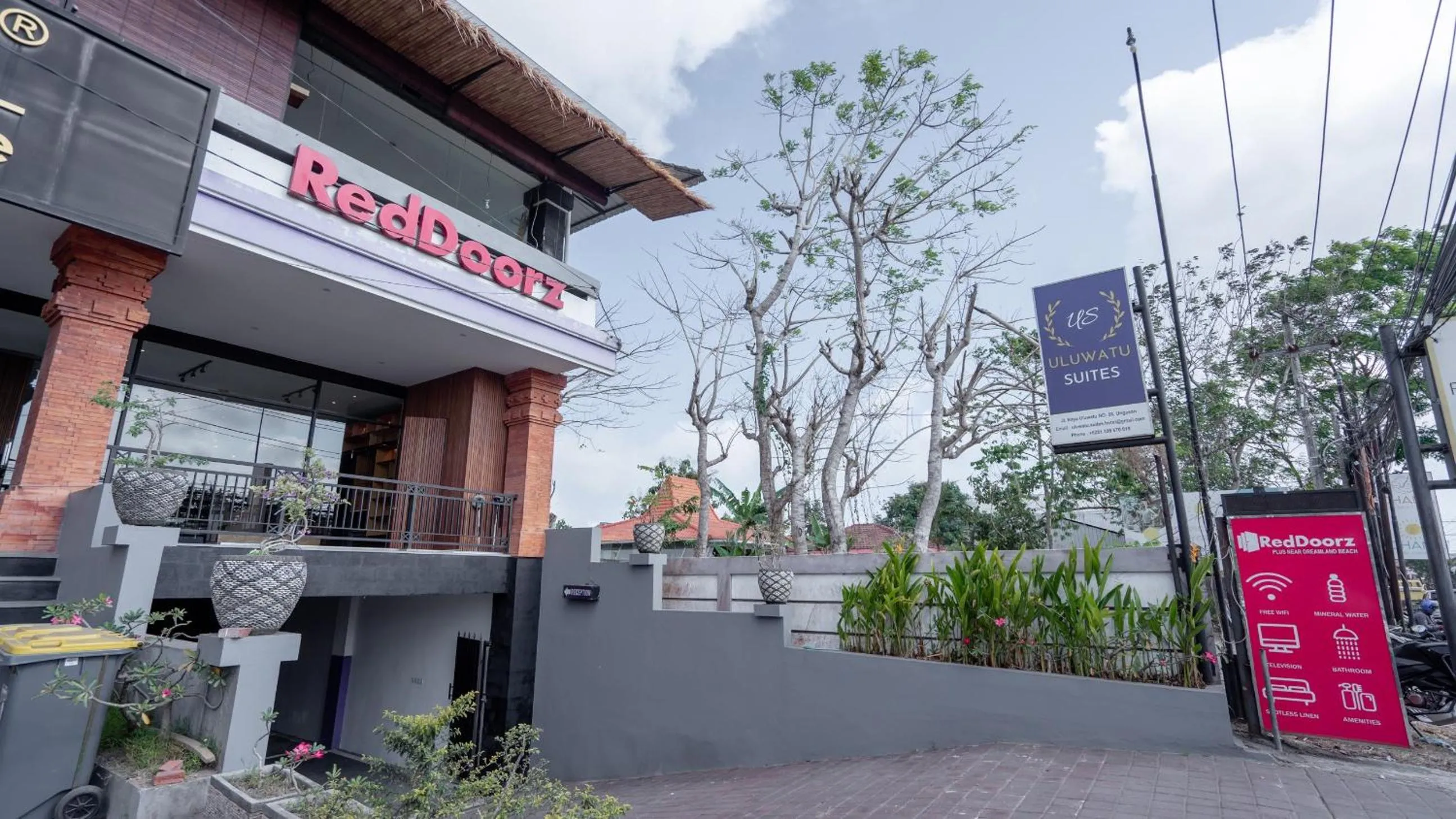 Facade/entrance in RedDoorz @ Uluwatu Suites