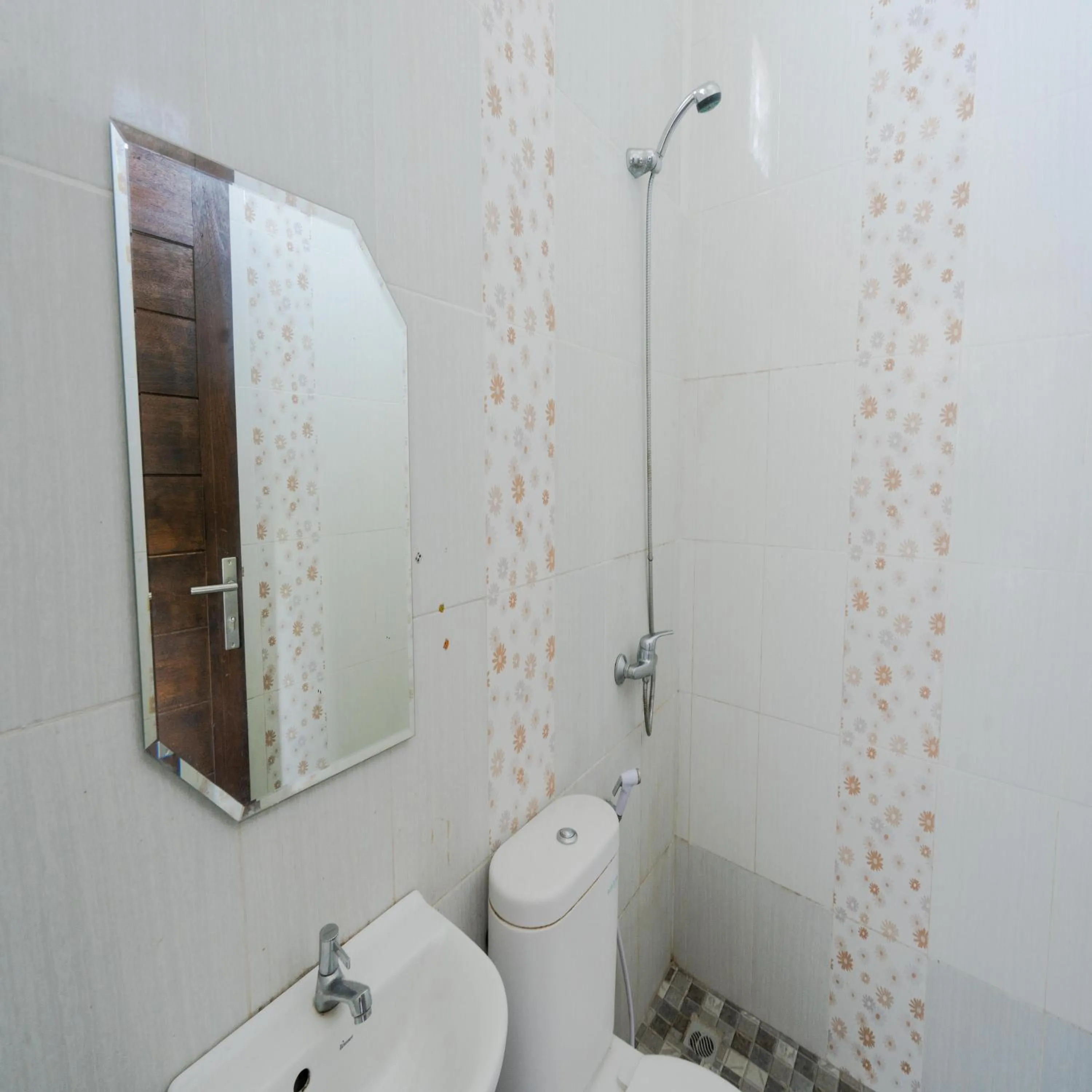 Bathroom in RedDoorz @ Uluwatu Suites