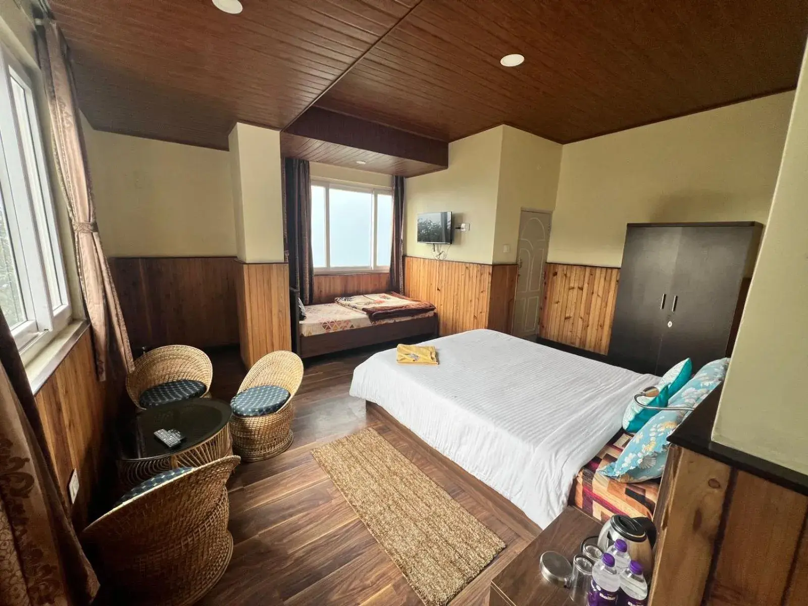 Bed in Hotel Hill Queen near Sherpa Gumba Darjeeling Mall 5 Min Couple Friendly Bed in Hotel Hill Queen near Sherpa Gumba Darjeeling Mall 5 Min Couple Friendly