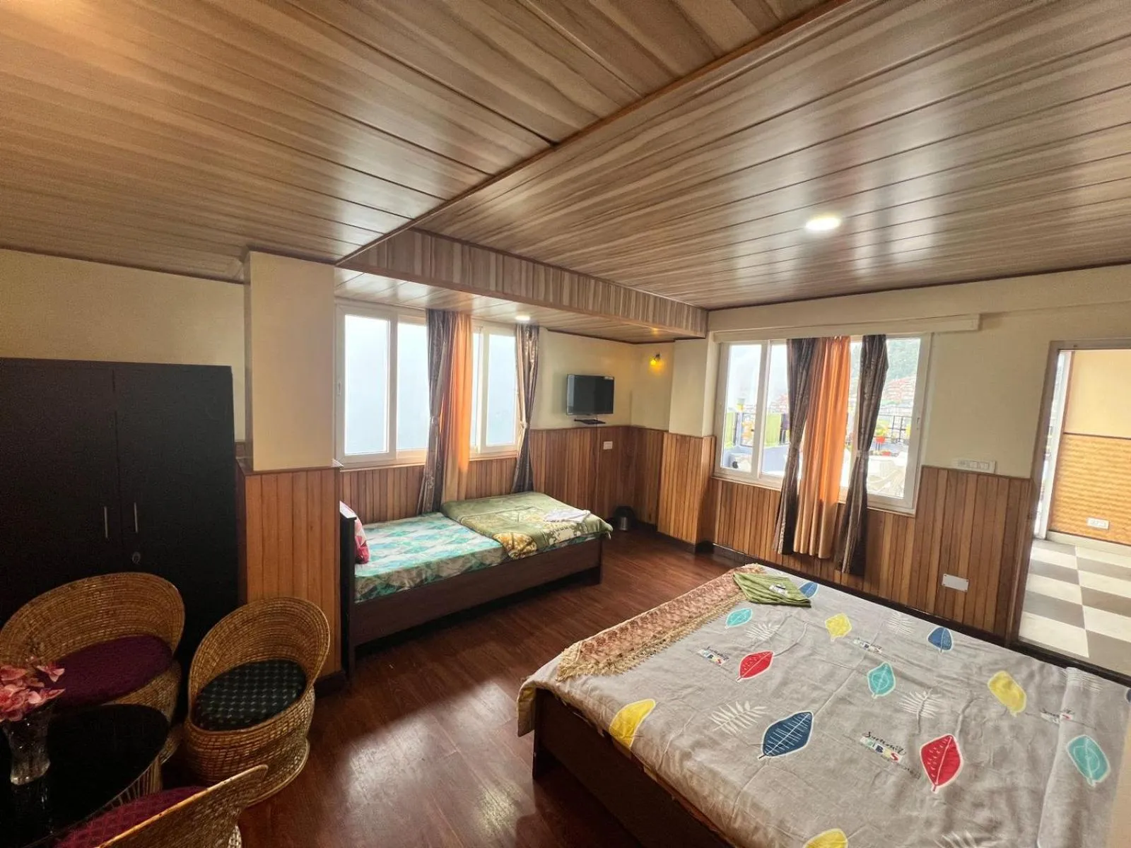 TV and multimedia, Bed in Hotel Hill Queen near Sherpa Gumba Darjeeling Mall 5 Min Couple Friendly