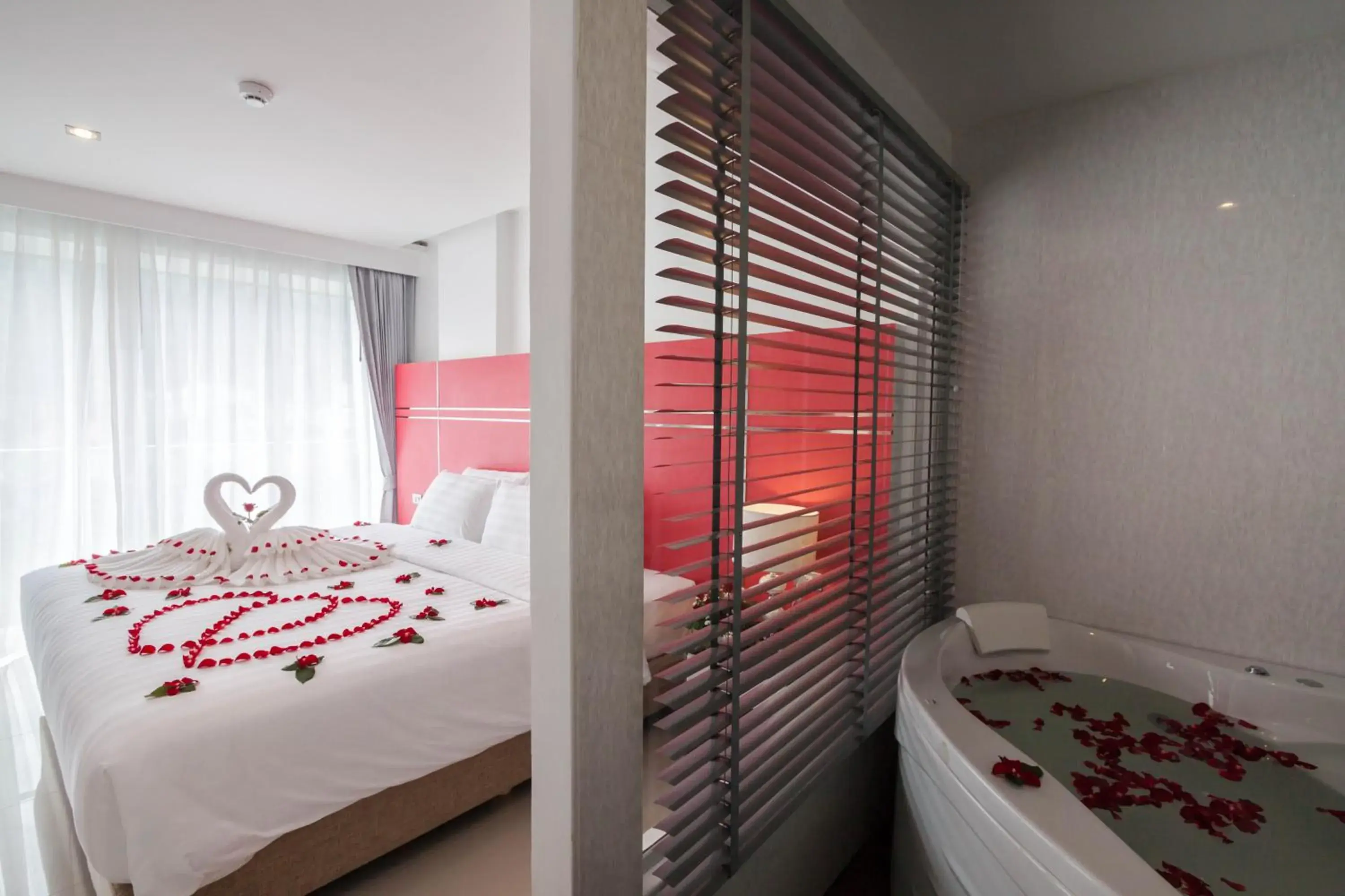 Bedroom, Bed in Patong Diamond Hotel Bedroom, Bed in Patong Diamond Hotel