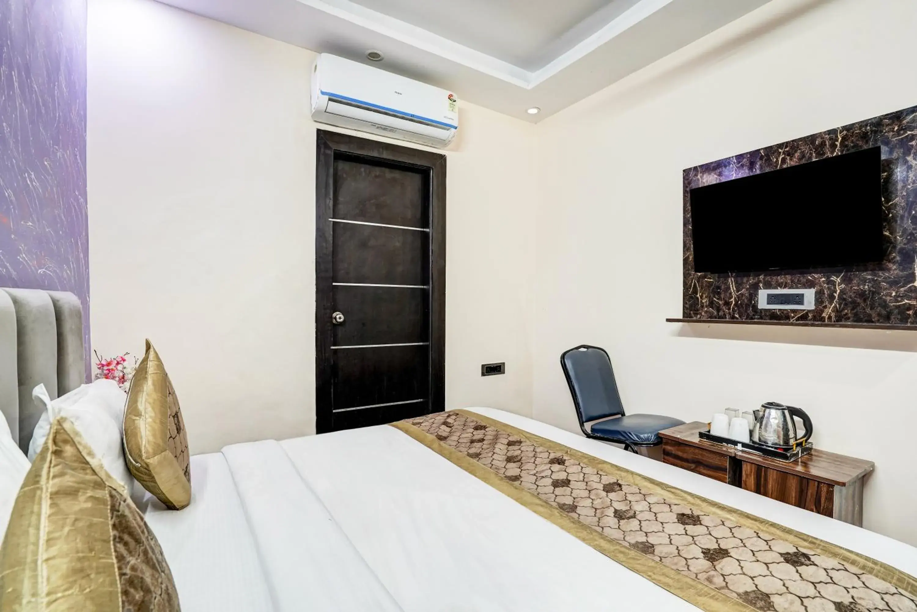 TV and multimedia, Bed in Hotel Twamev Couple Friendly Laxmi Nagar TV and multimedia, Bed in Hotel Twamev Couple Friendly Laxmi Nagar