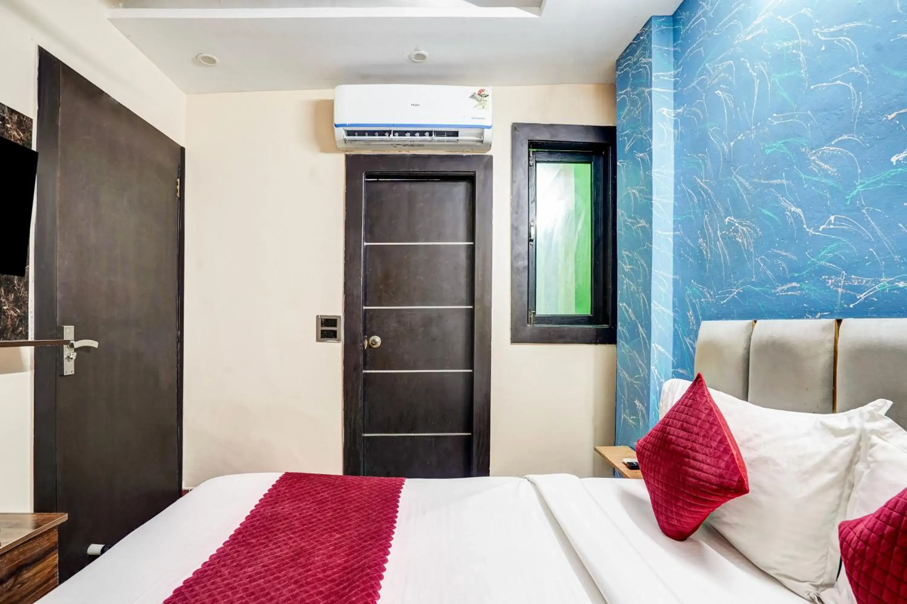 air conditioner, Bed in Hotel Twamev Couple Friendly Laxmi Nagar air conditioner, Bed in Hotel Twamev Couple Friendly Laxmi Nagar