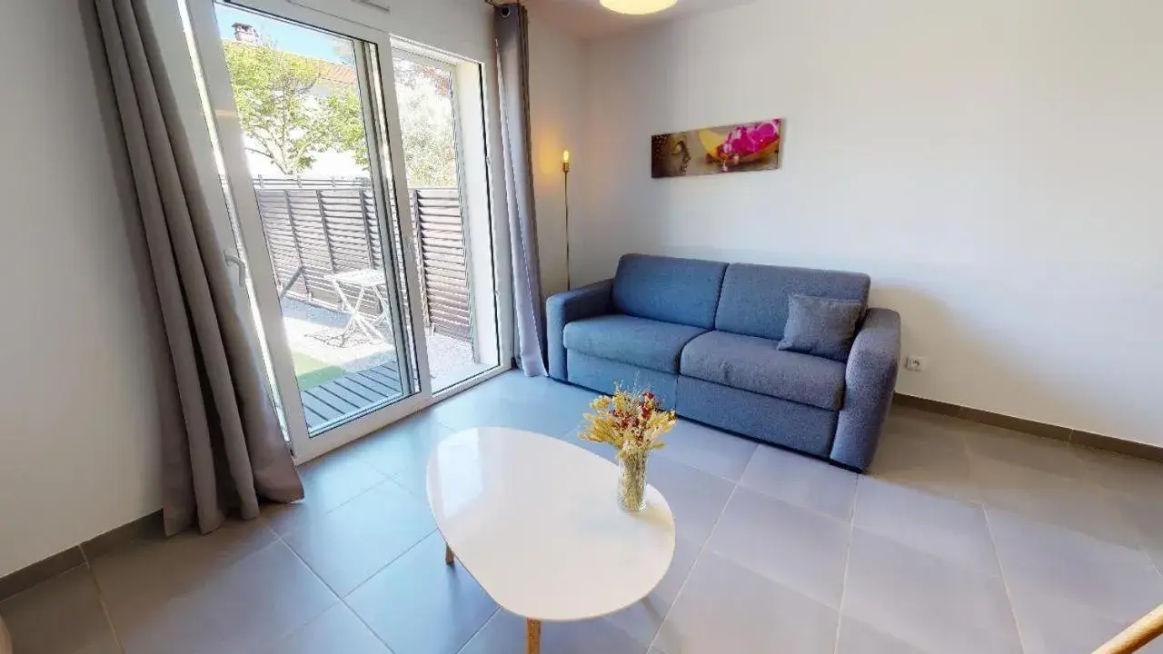 Apartment with Terrace in Residence Villa Branda Apartment with Terrace in Residence Villa Branda