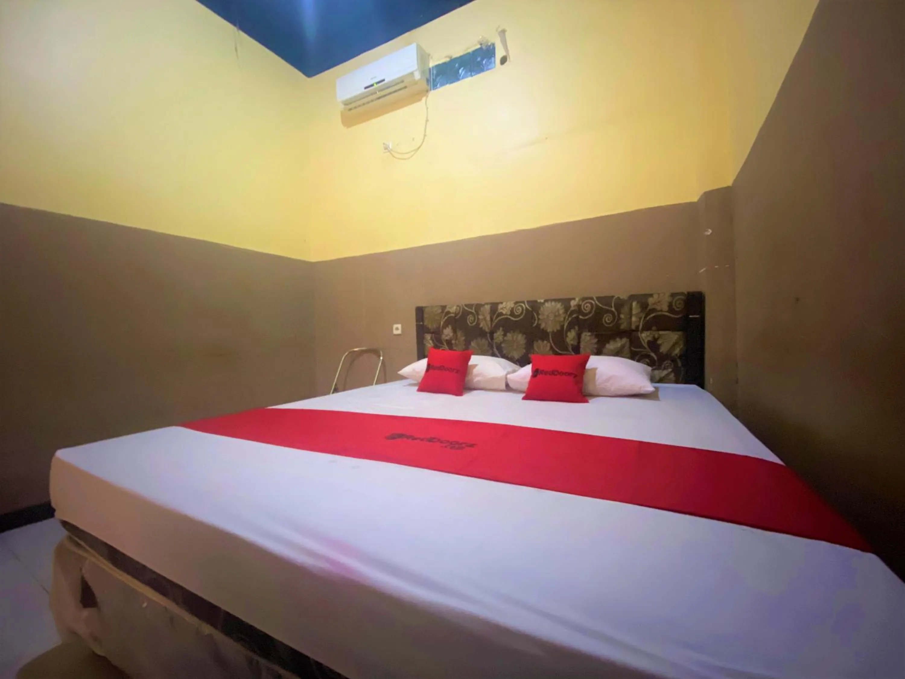 Bed in RedDoorz @ Wisma Sentosa Palopo