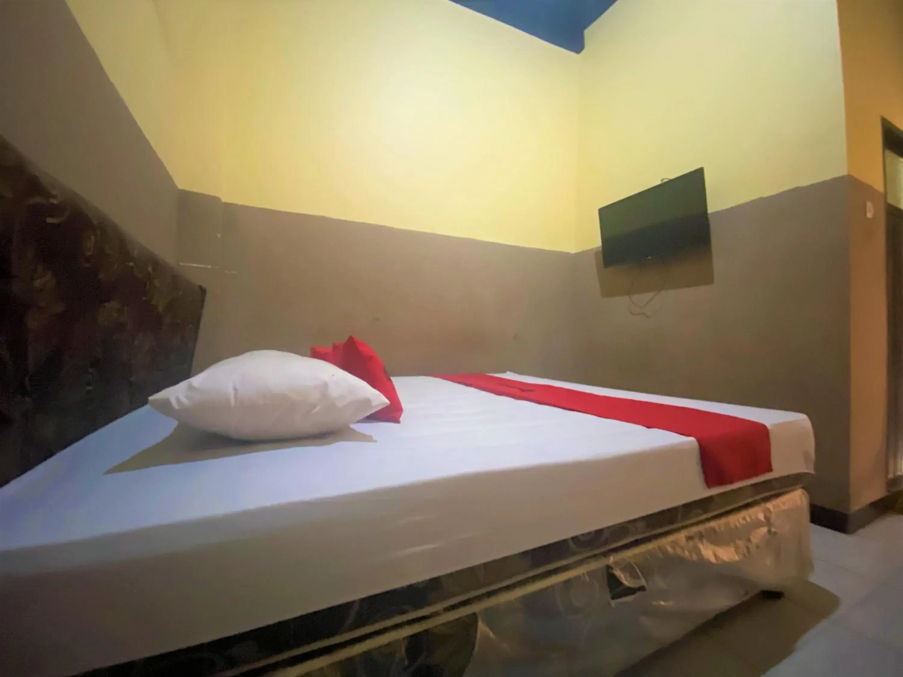 Bedroom, Bed in RedDoorz @ Wisma Sentosa Palopo Bedroom, Bed in RedDoorz @ Wisma Sentosa Palopo